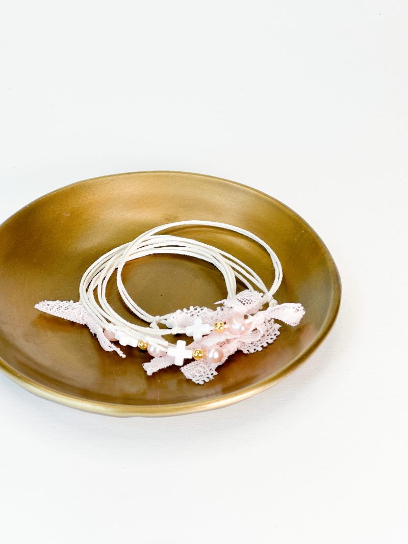 Μαρτυρικὀ βραχιόλι με εκρού κορδόνι, σταυρό, ροζ πέρλα αλλά και ροζ δαντέλα σε φιογκάκι