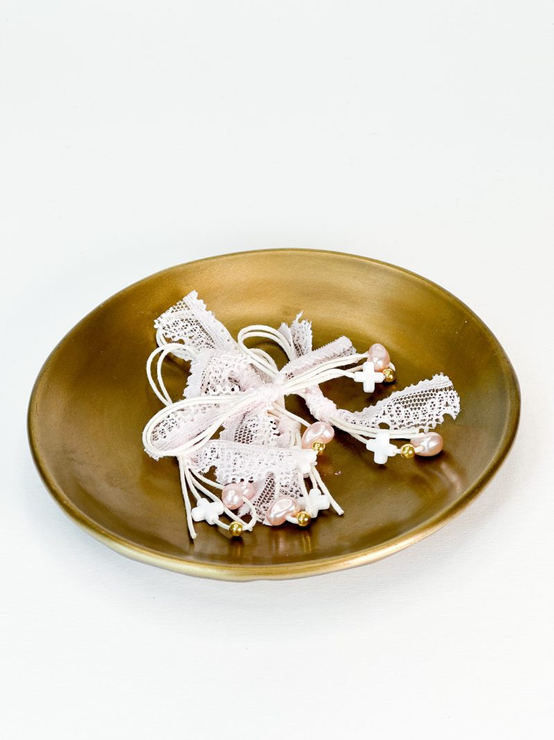 CELFIE CO - Μαρτυρικό πέτο με εκρού κορδόνι, άσπρο σταυρό, ροζ πέρλα και ροζ δαντέλα φιογκάκι