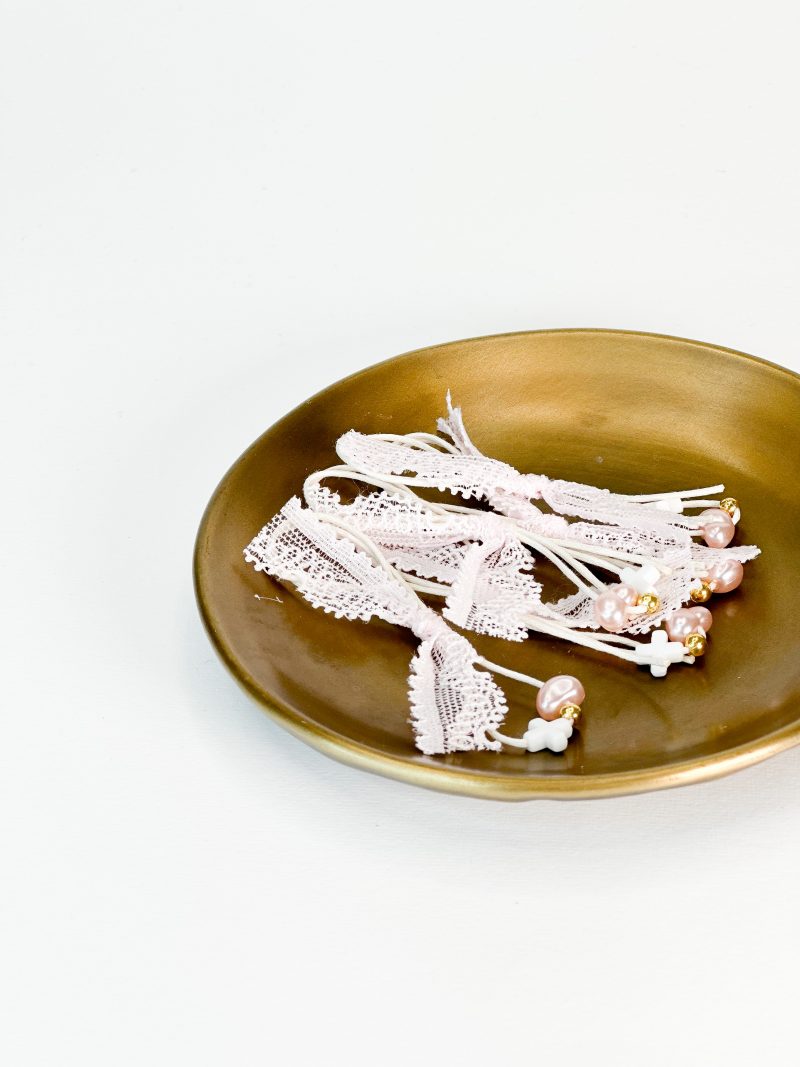 Μαρτυρικό πέτο με εκρού κορδόνι, άσπρο σταυρό, ροζ πέρλα και ροζ δαντέλα φιογκάκι