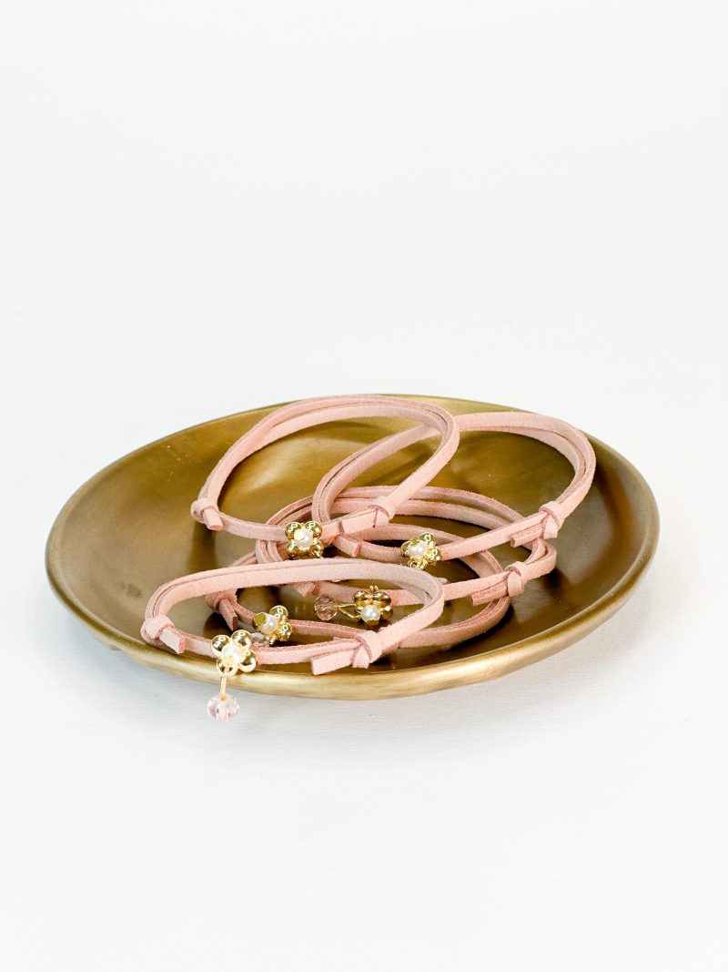 Μαρτυρικό βραχιόλι με σάπιο μήλο σουέτ κορδόνι, σταυρό, πέρλα αλλά και ροζ κρύσταλλο