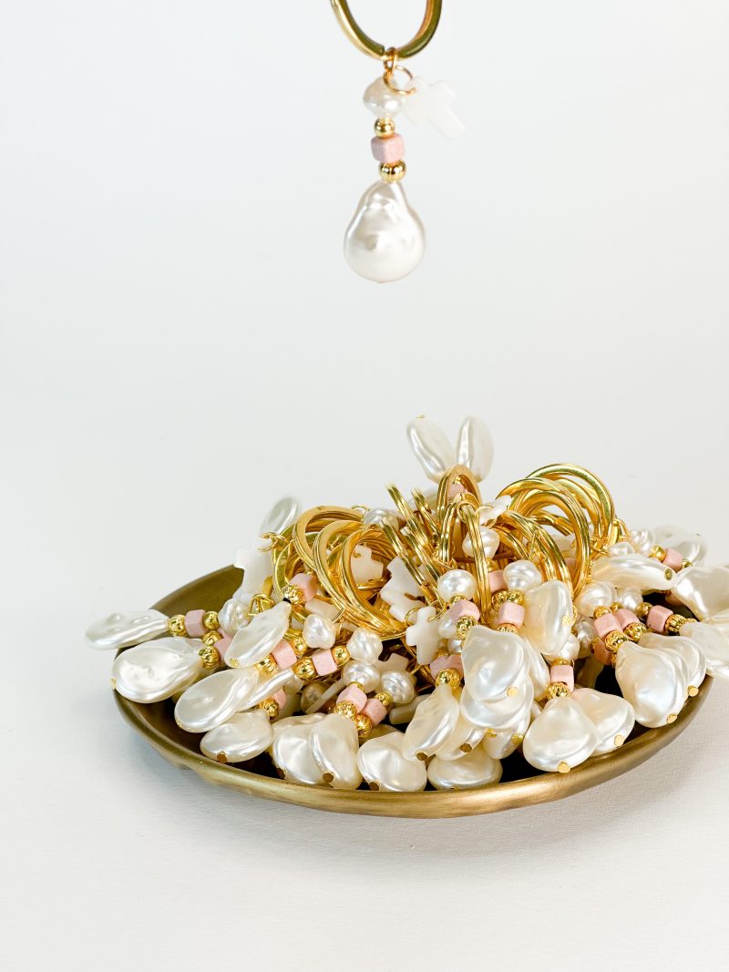 CELFIE CO - Μαρτυρικό μπρελόκ με σταυρό, πέρλα μικρή στρογγυλή αλλά και μεγάλη πλακέ, ροζ τετράγωνη χάντρα