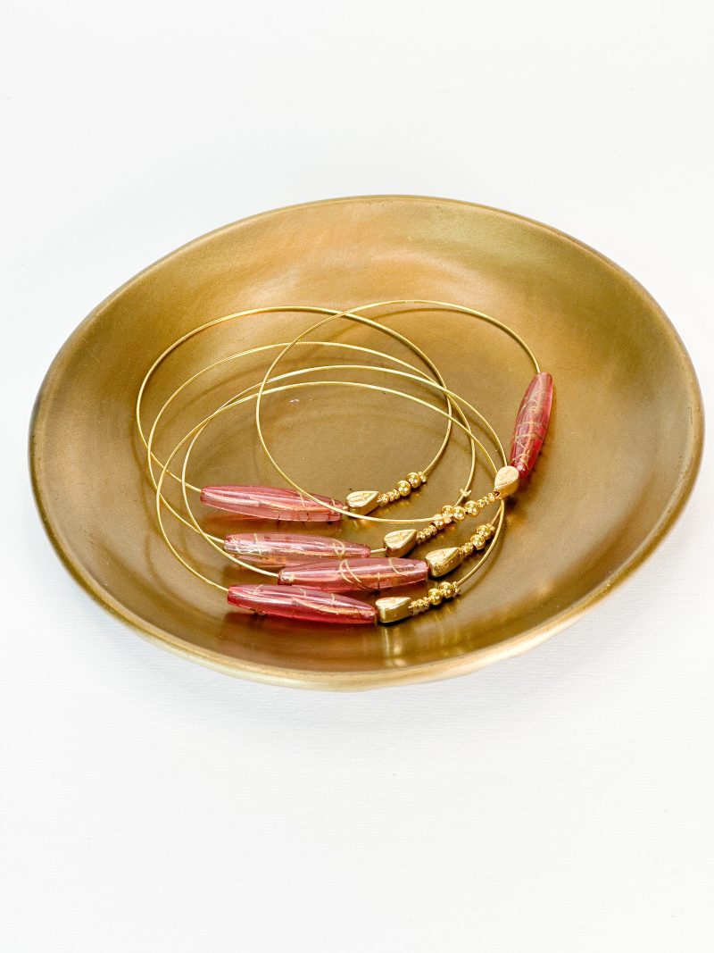 CELFIE CO - Μαρτυρικό βραχιόλι με σταυρό και μακρόστενη ροζ χάντρα με χρυσές λεπτομέρειες