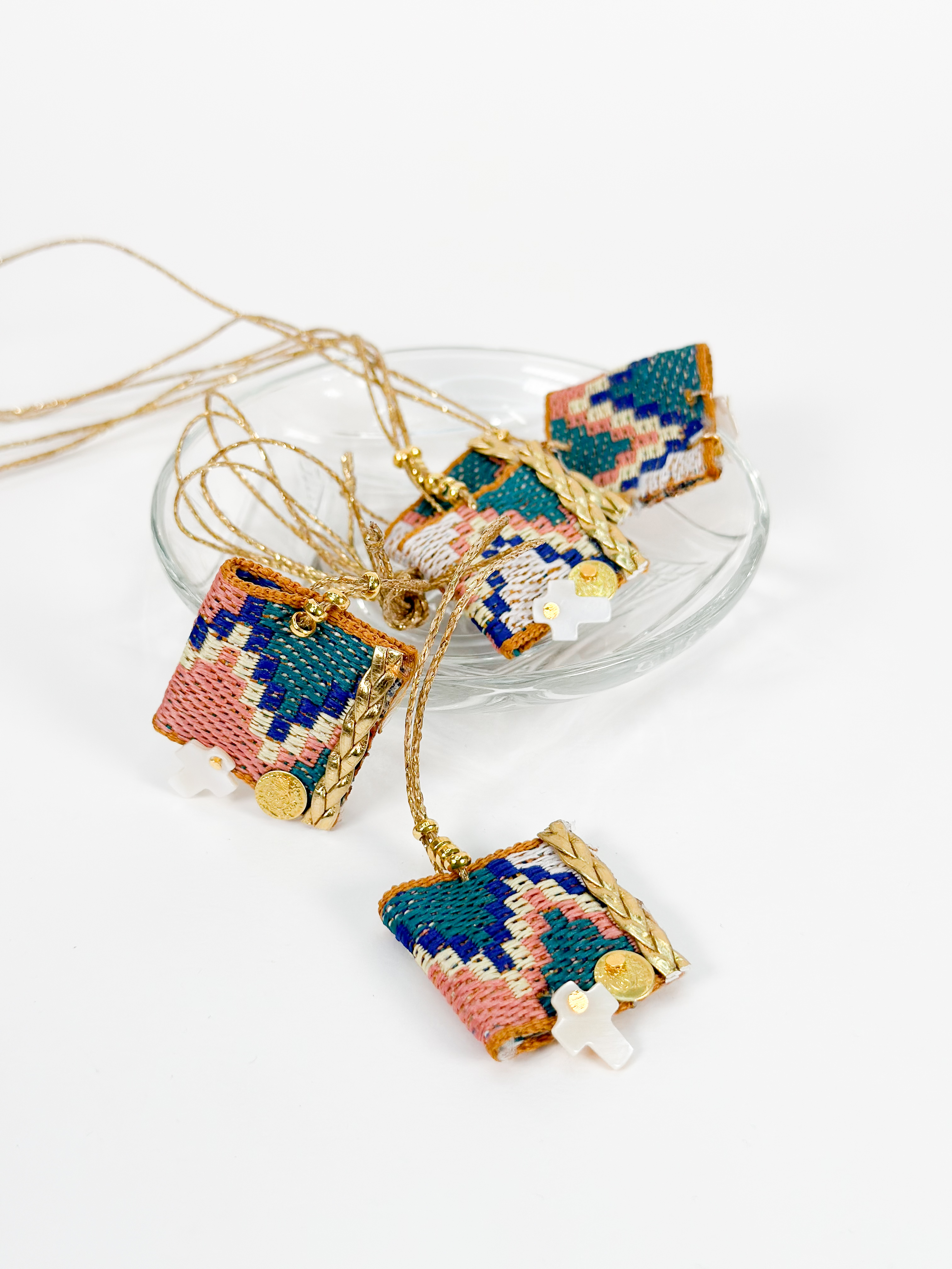 CELFIE CO - Μαρτυρικό κολιέ με πολύχρωμη τρέσα.