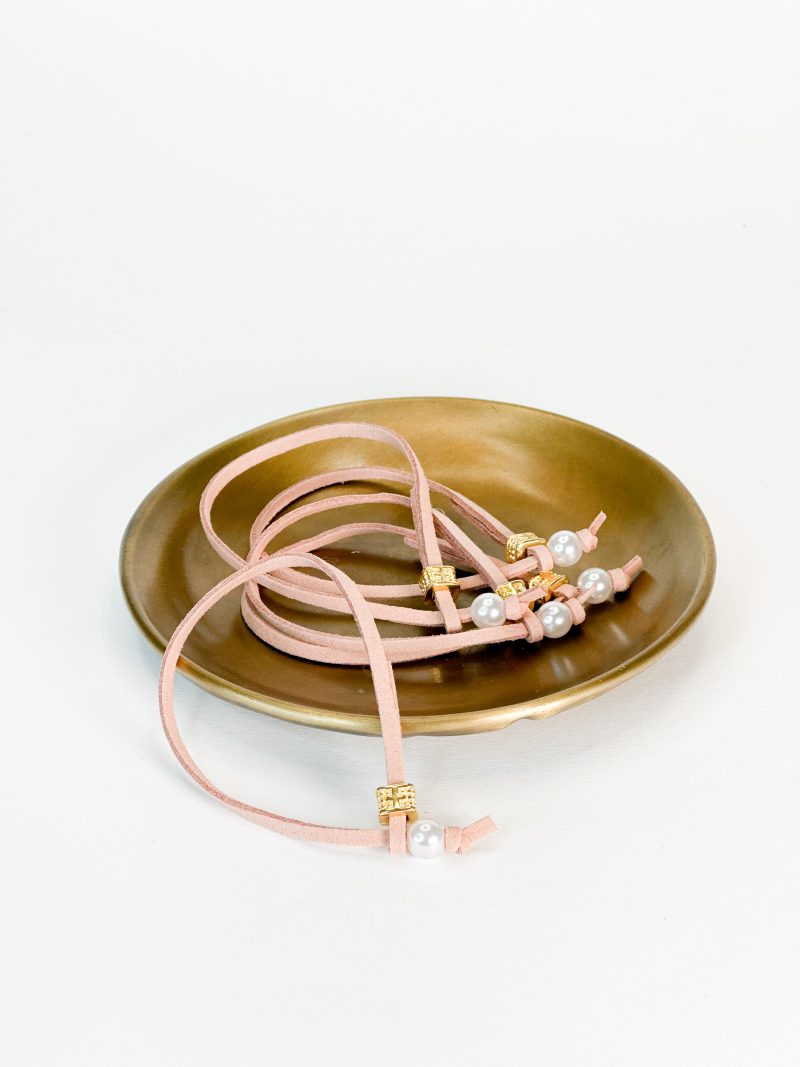 CELFIE CO - Μαρτυρικό βραχιόλι σουέτ σάπιο μήλο κορδόνι, πέρλα και σταυρό