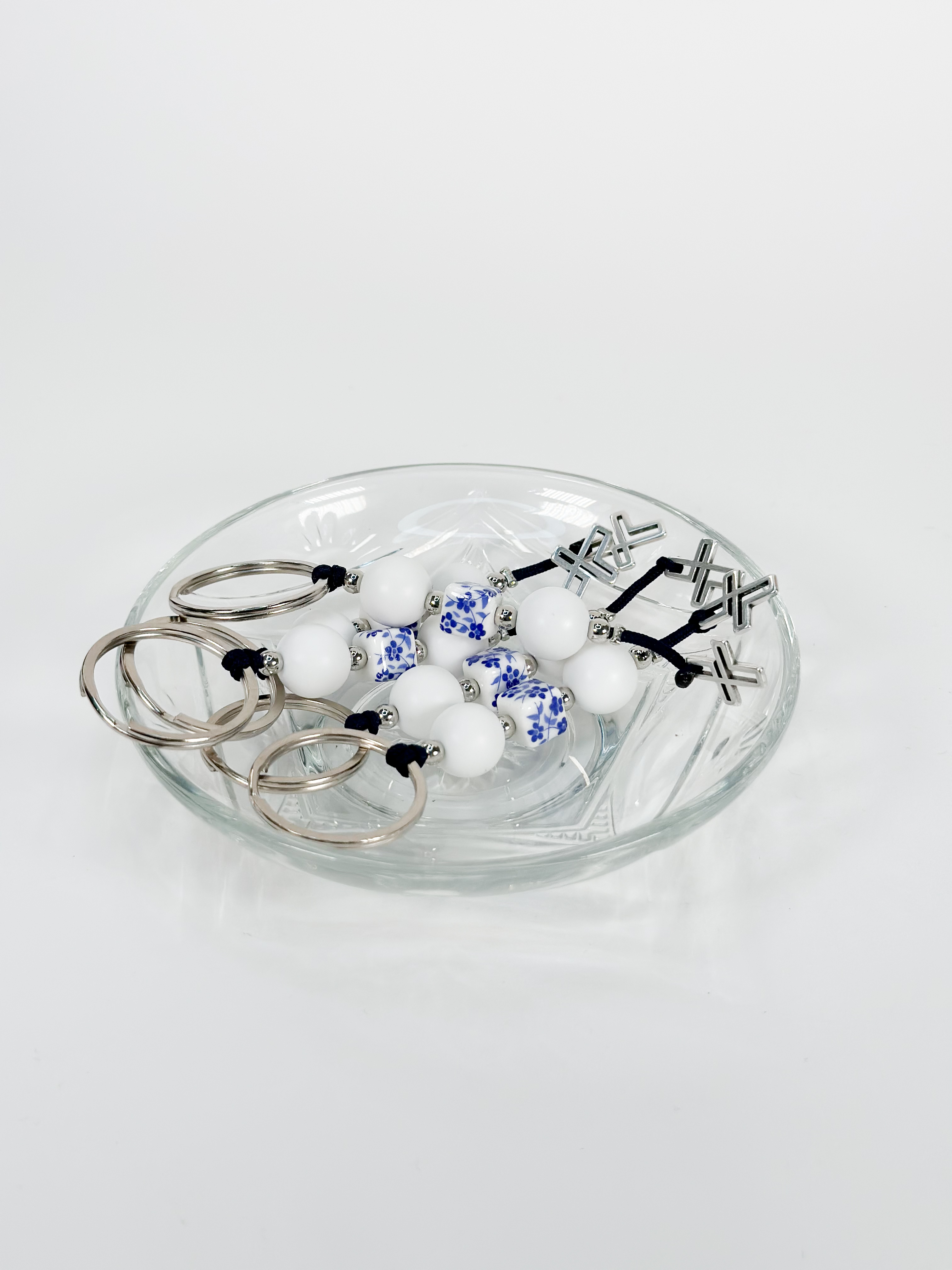 Μαρτυρικό μπρελόκ με ακρυλικές λευκές χάντρες