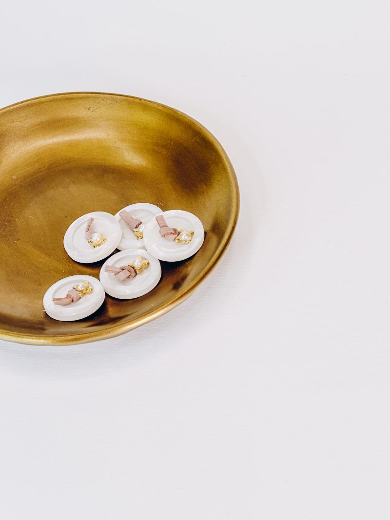 Μαρτυρικό πέτο κουμπί, με σταυρό, περλίτσα και σάπιο μήλο λεπτομέρεια