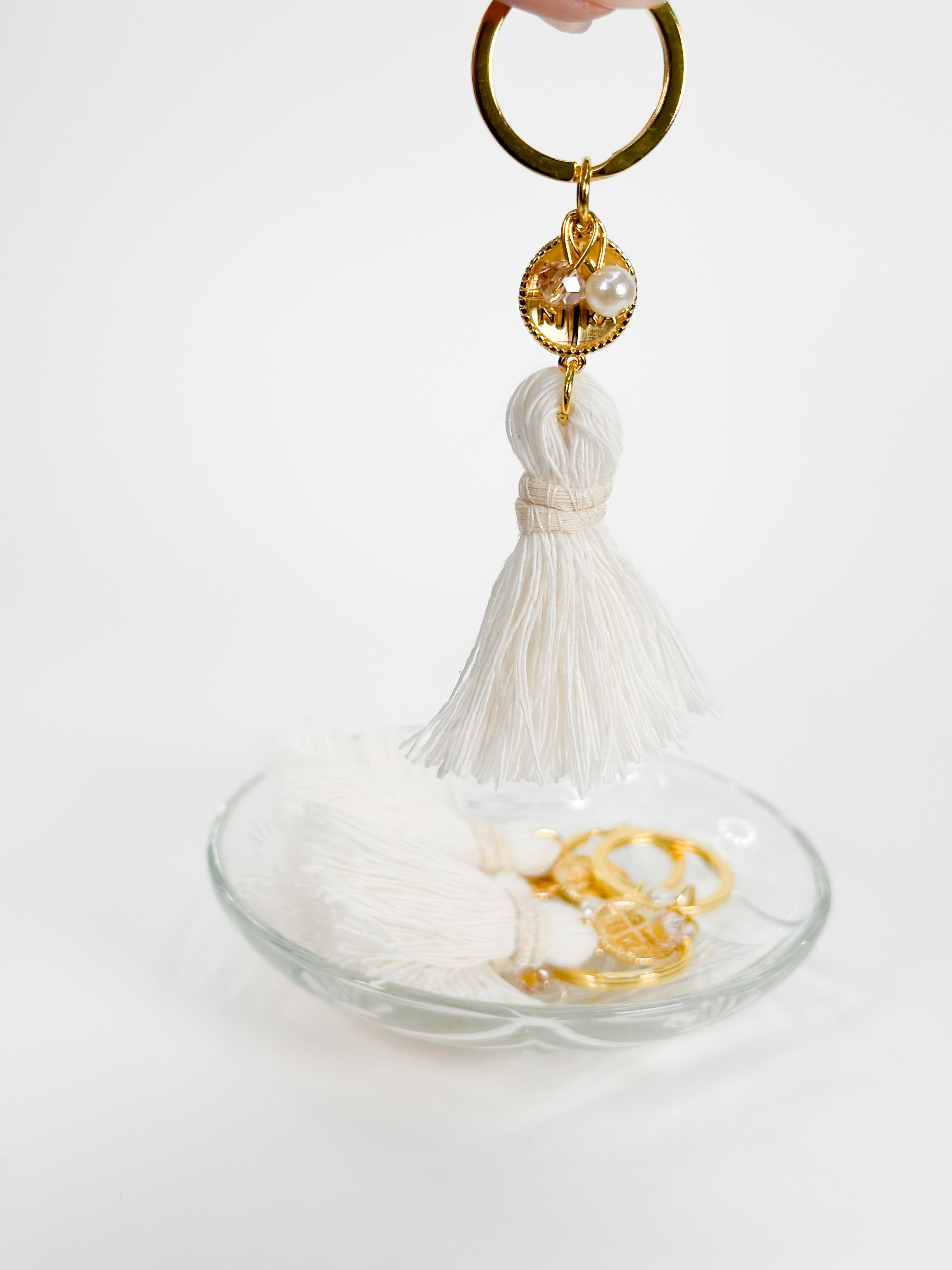 CELFIE CO - Μαρτυρικό μπρελόκ με χειροποίητη εκρού φούντα