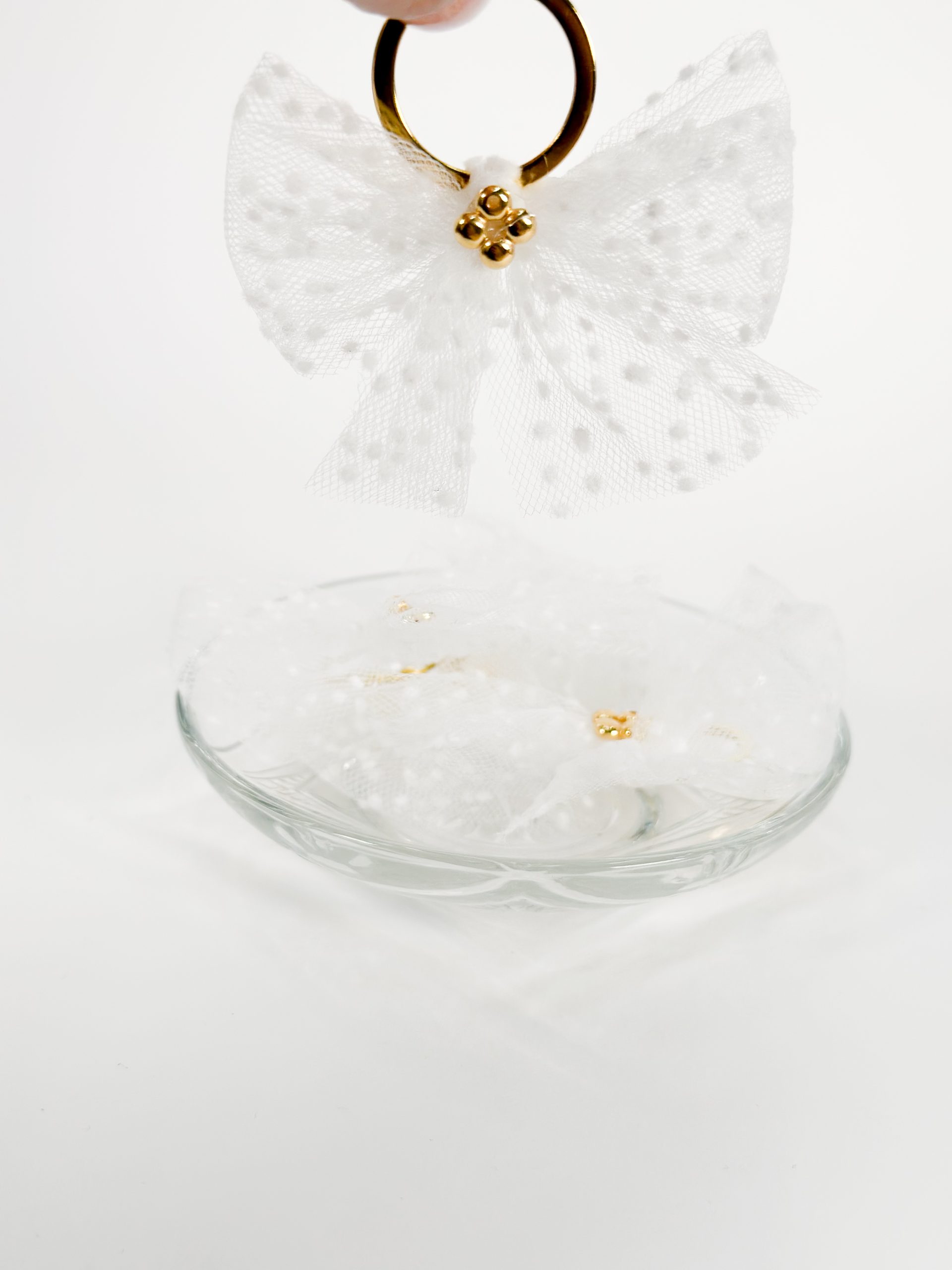 CELFIE CO - Μαρτυρικό μπρελόκ με πουά τούλι και επιχρυσωμένο σταυρό.