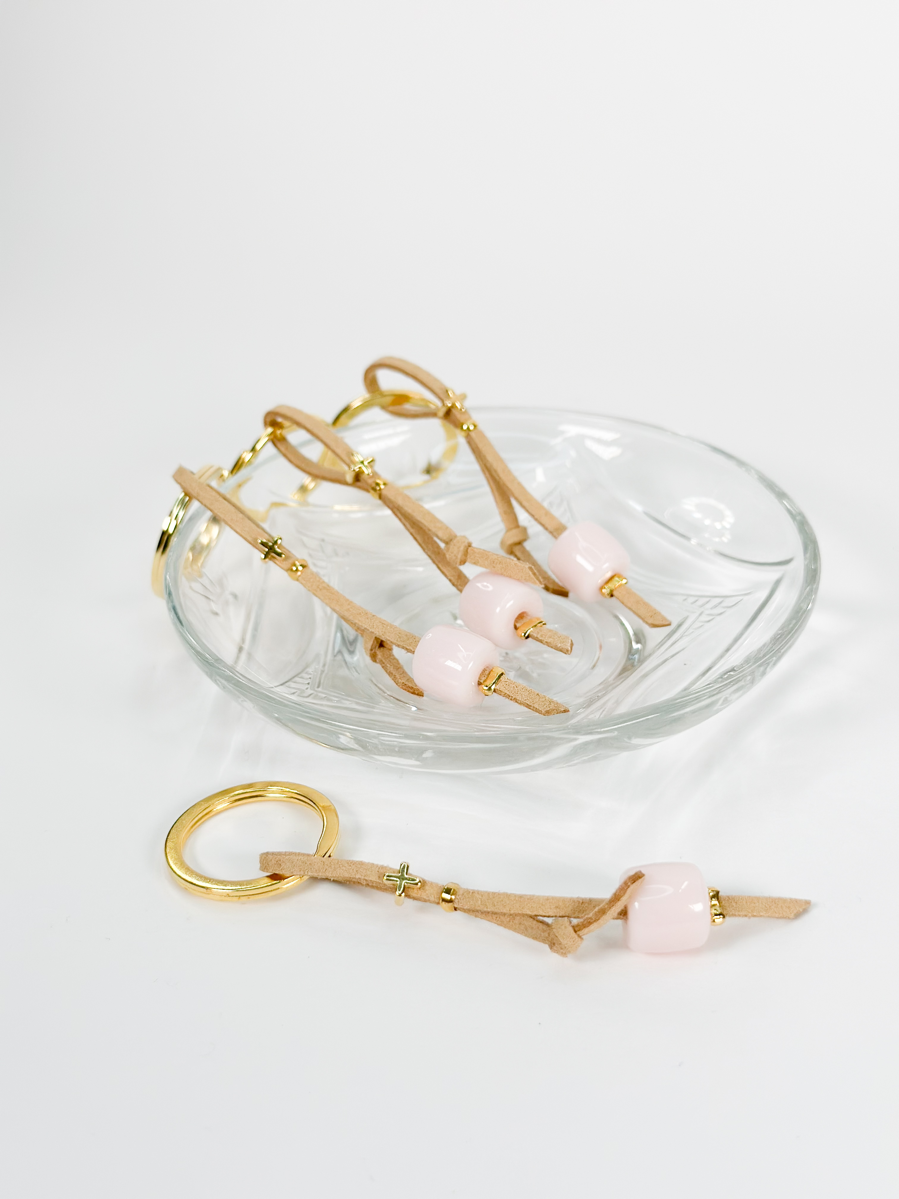 CELFIE CO - Μαρτυρικό μπρελόκ με ροζ χάντρα, μπεζ σουέτ και επιχρυσωμένο σταυρό