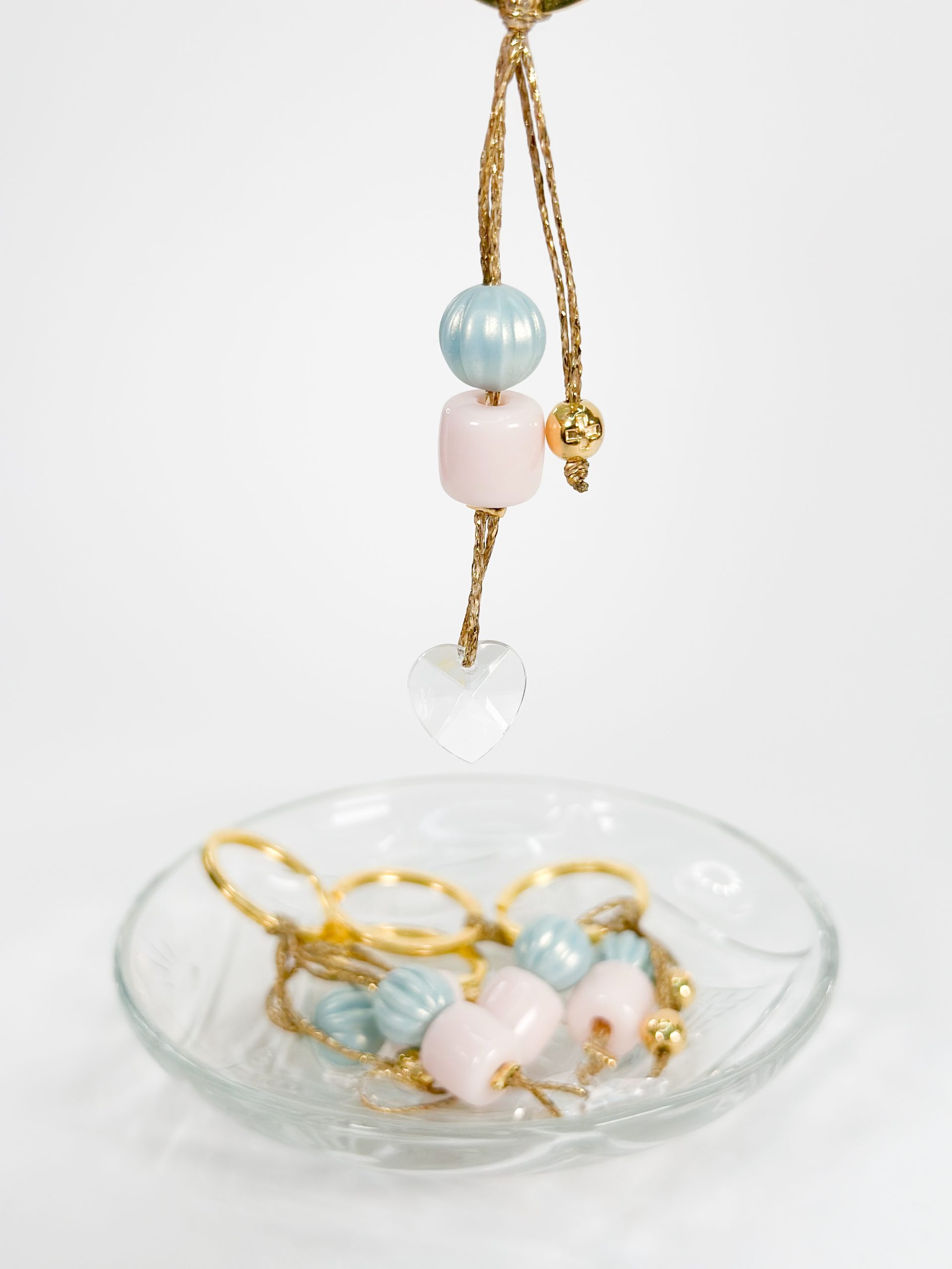 Μαρτυρικό μπρελόκ με ροζ χάντρα, σιέλ περλέ χάντρα και μοτίφ καρδιάς