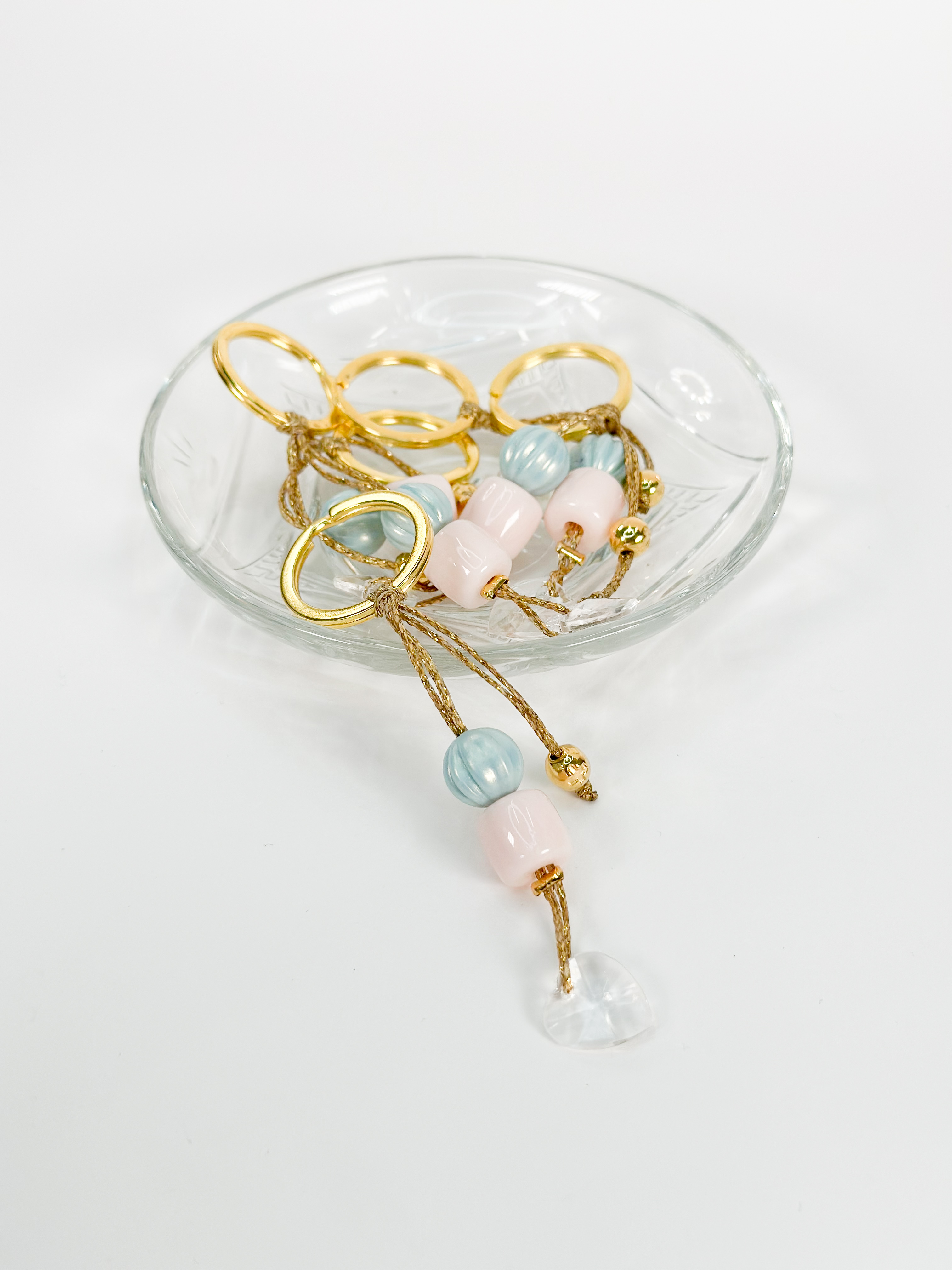 CELFIE CO - Μαρτυρικό μπρελόκ με ροζ χάντρα, σιέλ περλέ χάντρα και μοτίφ καρδιάς