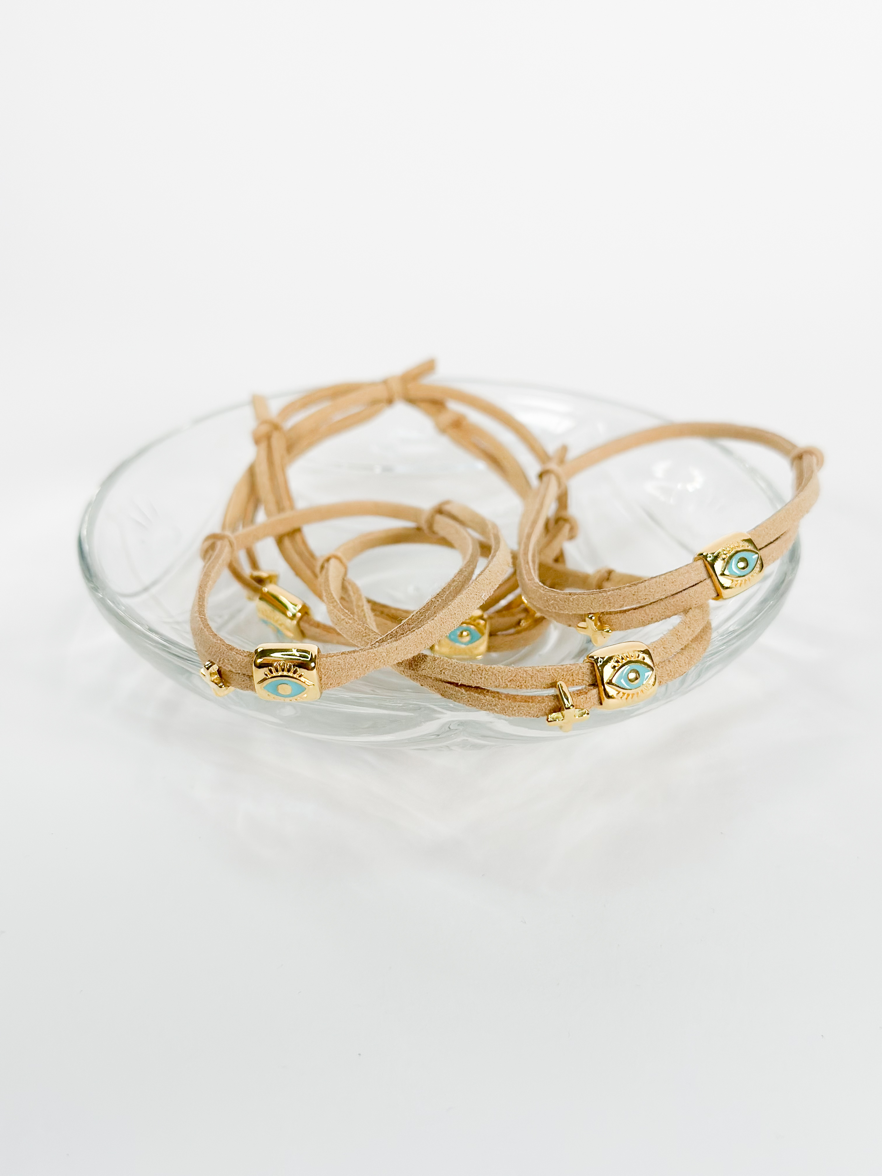 CELFIE CO - Μαρτυρικό βραχιόλι με μπεζ σουέτ, μοτίφ επιχρυσωμένο μάτι και σταυρό