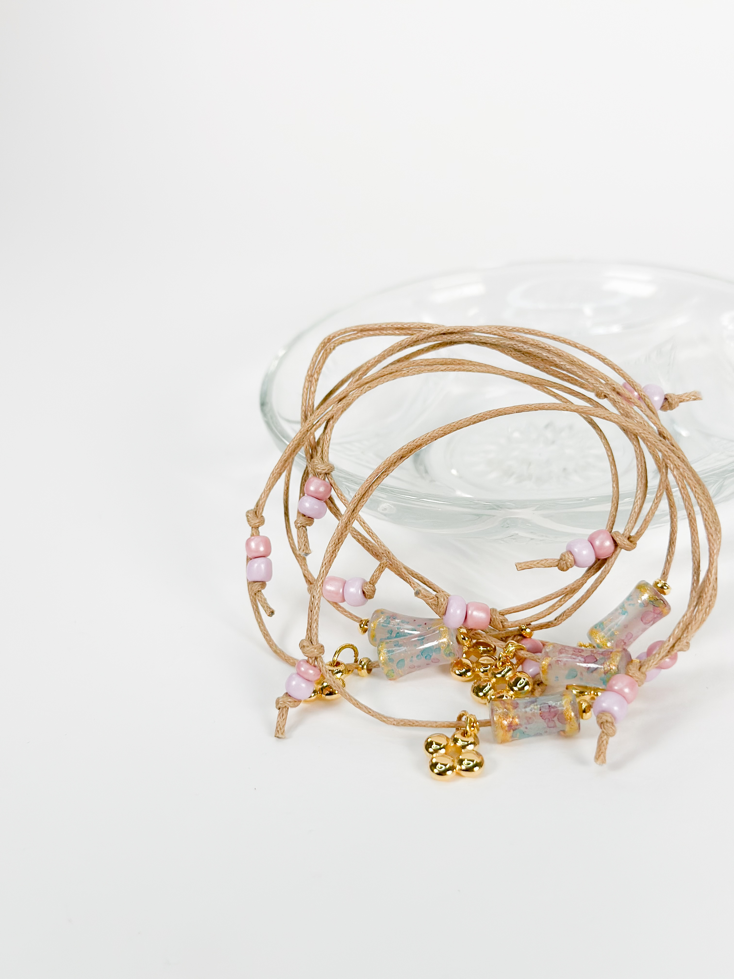 CELFIE CO - Μαρτυρικό βραχιόλι με ροζ και λιλά μιγιούκι και επιχρυσωμένο σταυρό