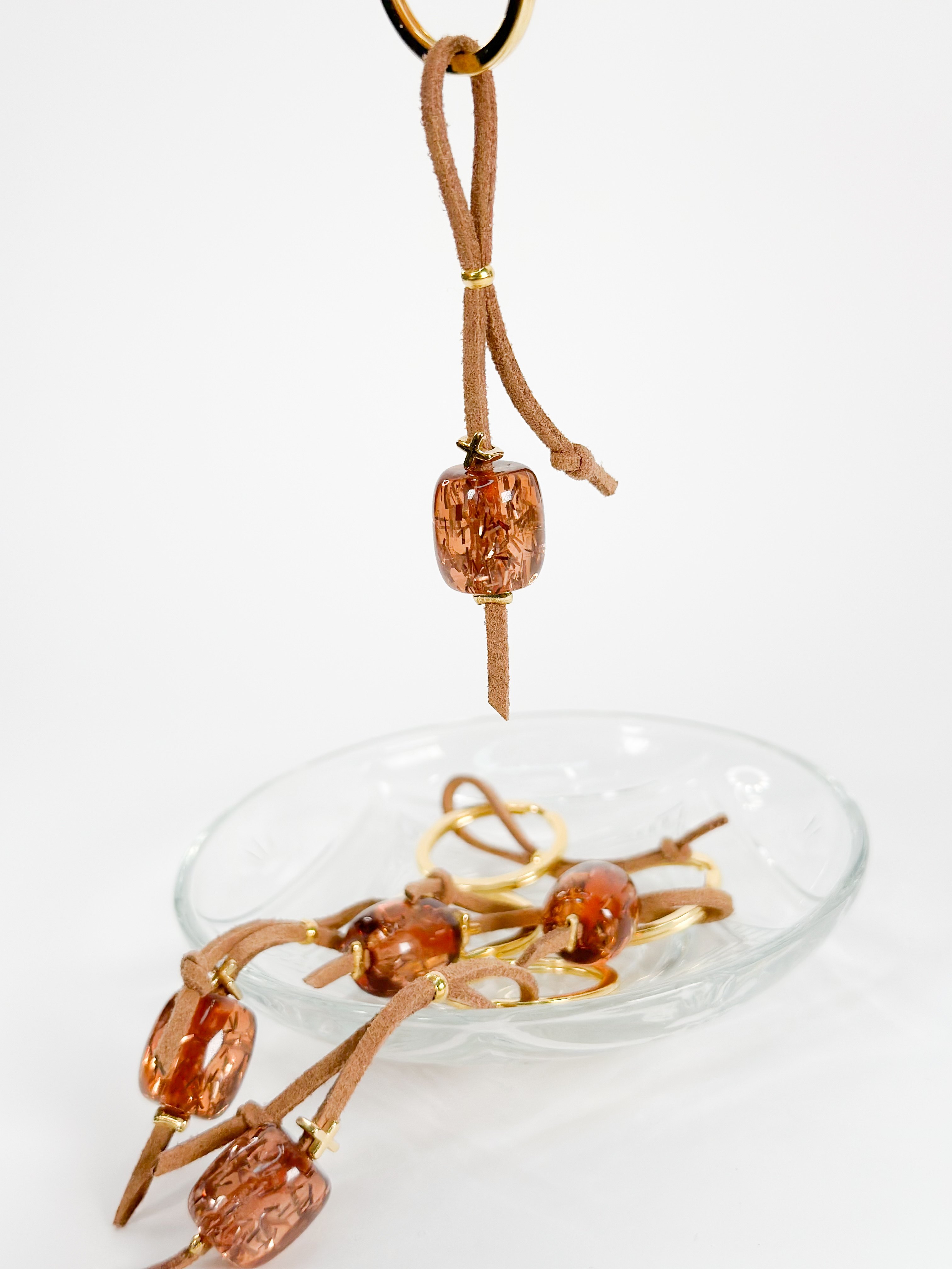 CELFIE CO - Μαρτυρικό μπρελόκ με καφέ σουέτ, επιχρυσωμένο σταυρό