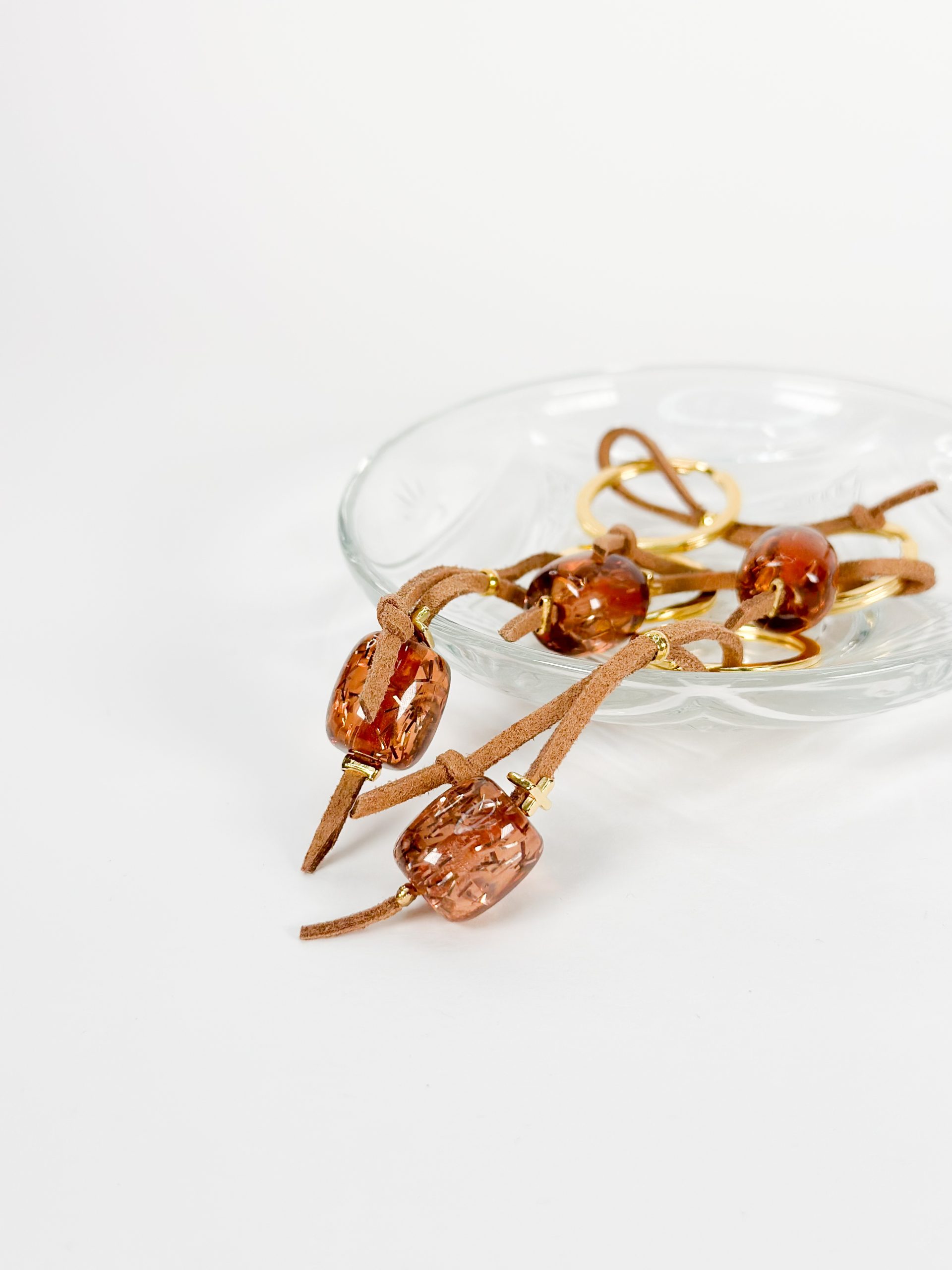 CELFIE CO - Μαρτυρικό μπρελόκ με καφέ σουέτ, επιχρυσωμένο σταυρό