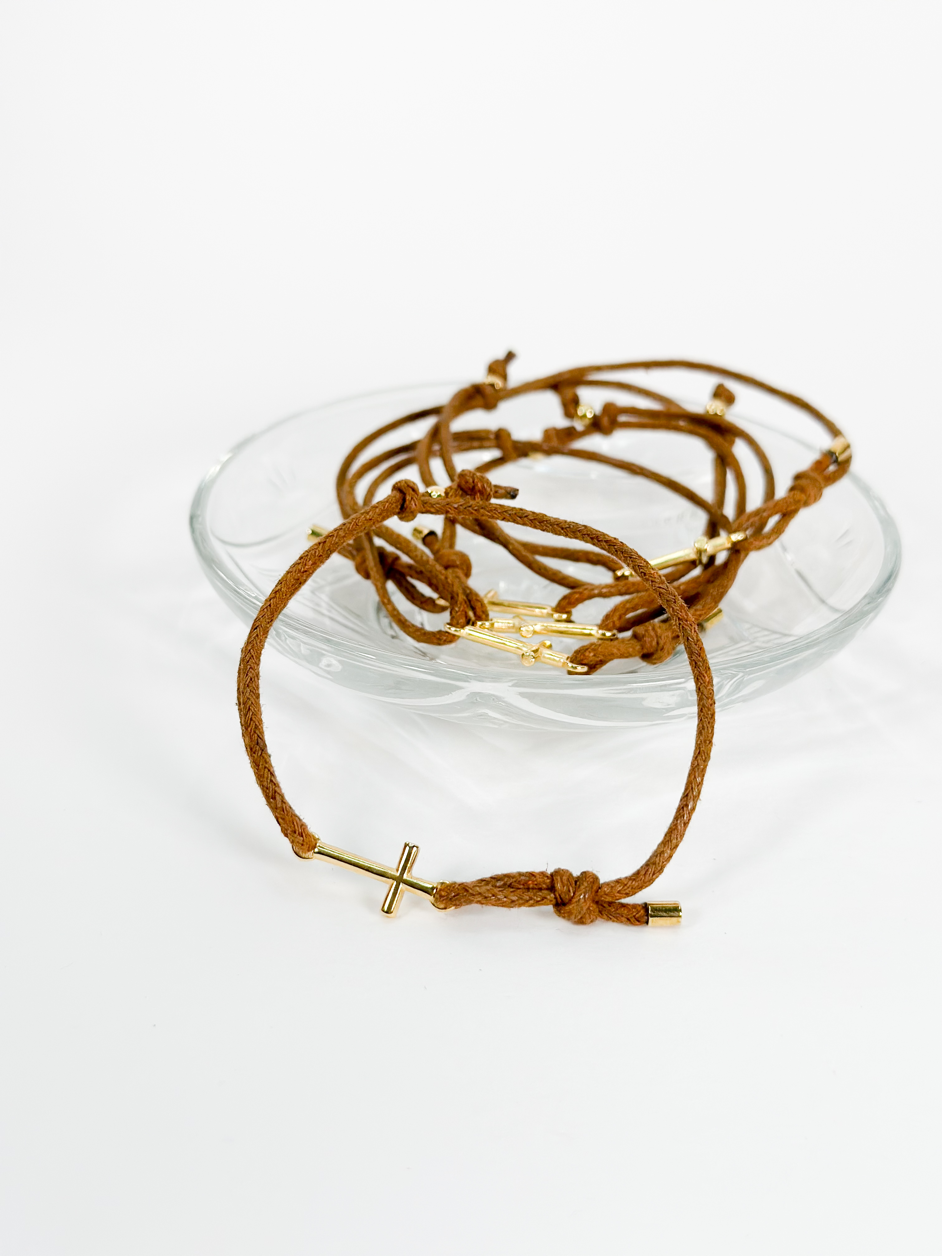 CELFIE CO - Μαρτυρικό βραχιόλι με καφέ κορδόνι και μακρόστενο επιχρυσωμένο σταυρό