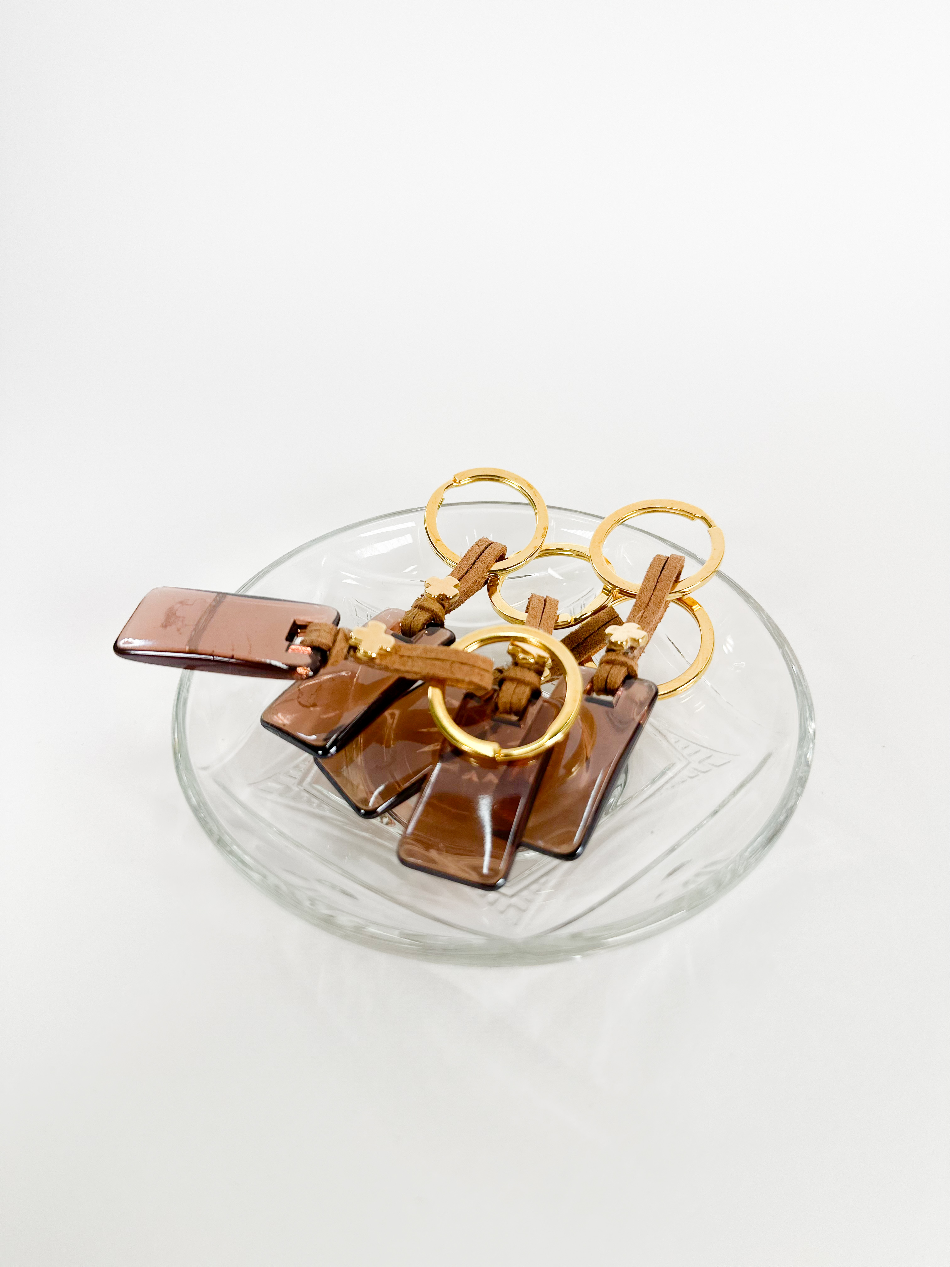 Μαρτυρικό μπρελόκ με καφέ κορδόνι ,καφέ χάντρα και κολλητό επιχρυσωμένο σταυρό