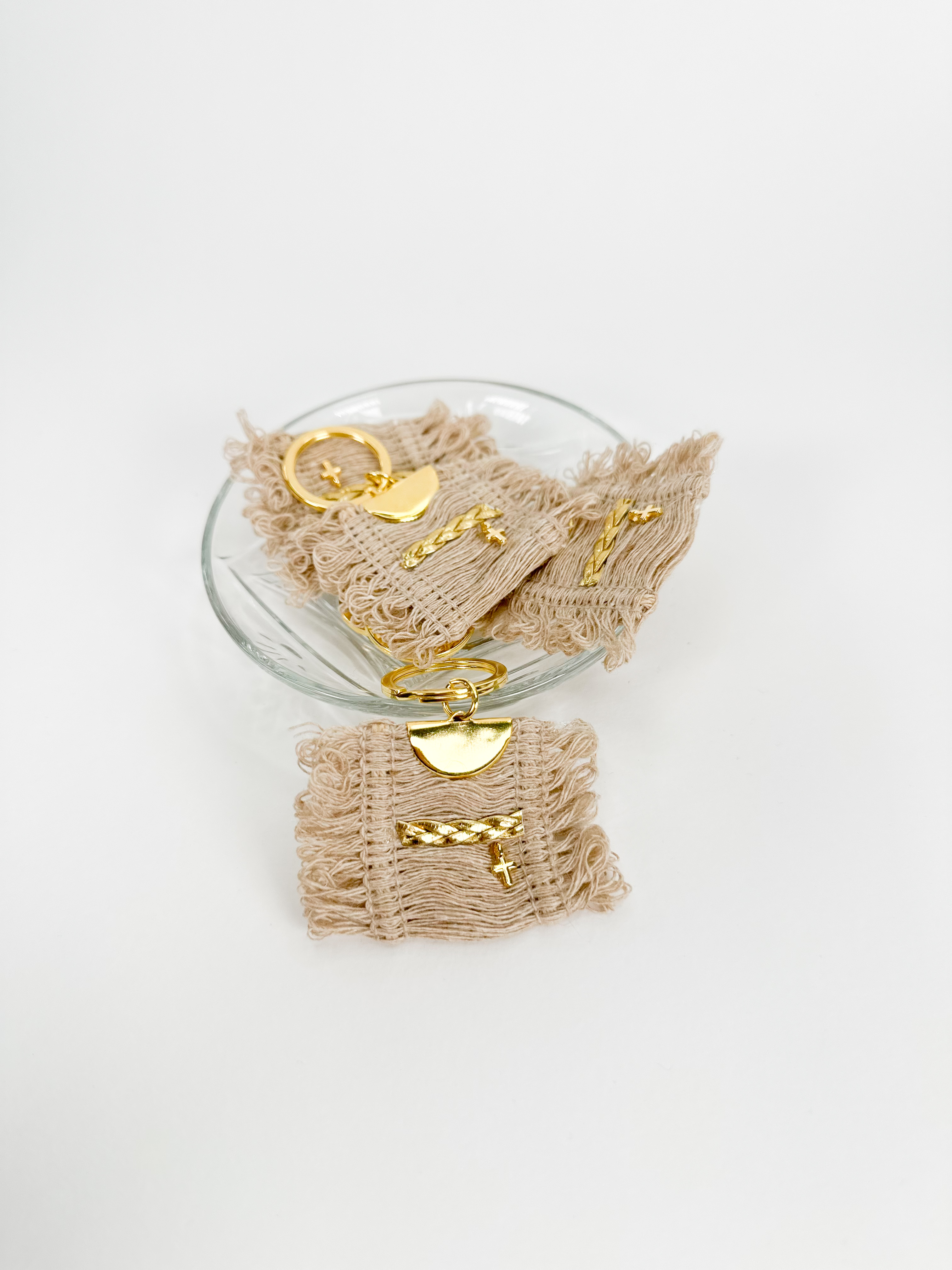 CELFIE CO - Μαρτυρικό μπρελόκ με μπεζ τρέσα, δέρμα χρυσό σε στυλ πλεξούδα και επιχρυσωμένο σταυρό