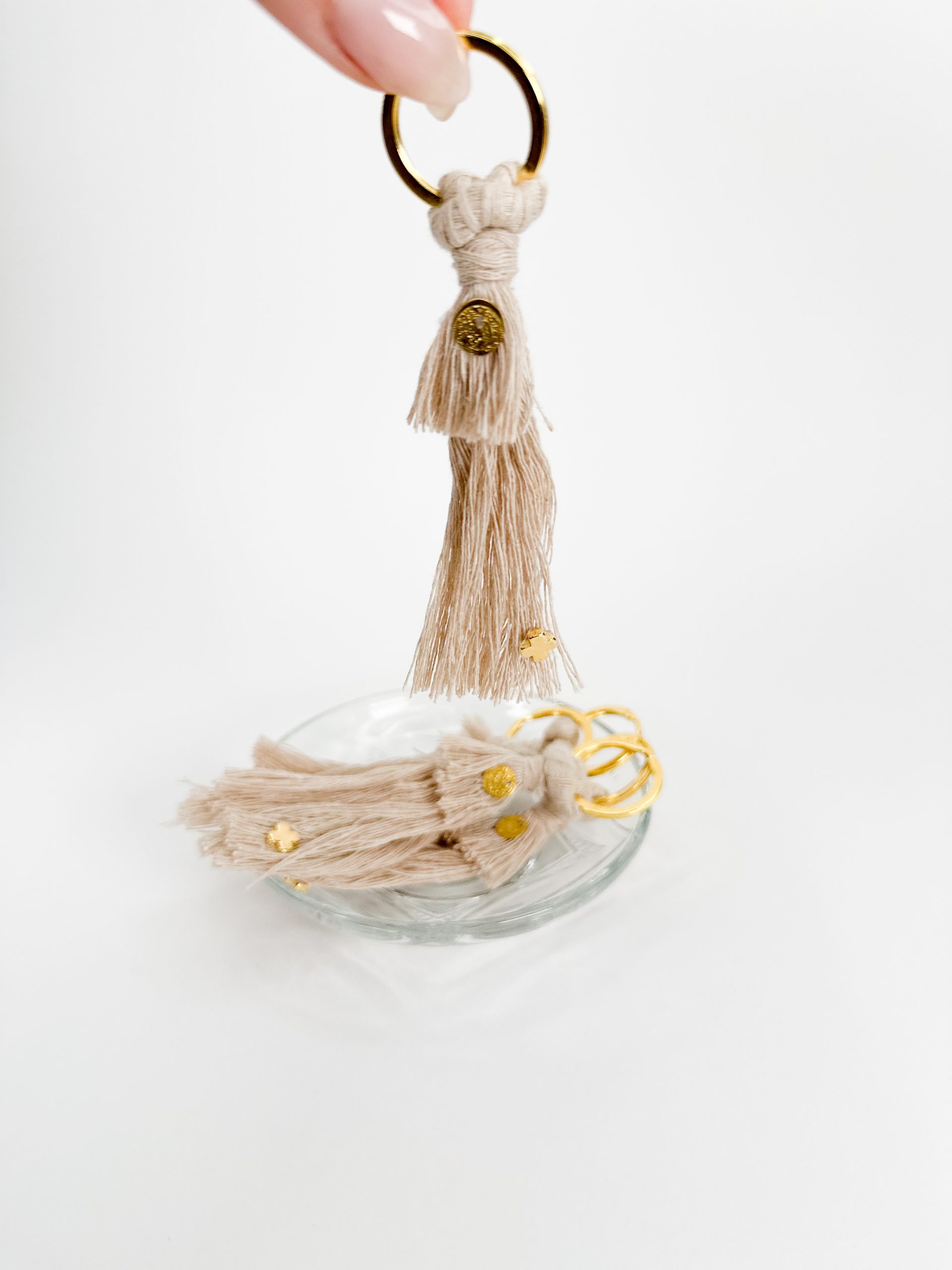 CELFIE CO - Μαρτυρικά μπελόκ με μπεζ κορδόνι, φλουρί και επιχρυσωμένο σταυρό κολλητό