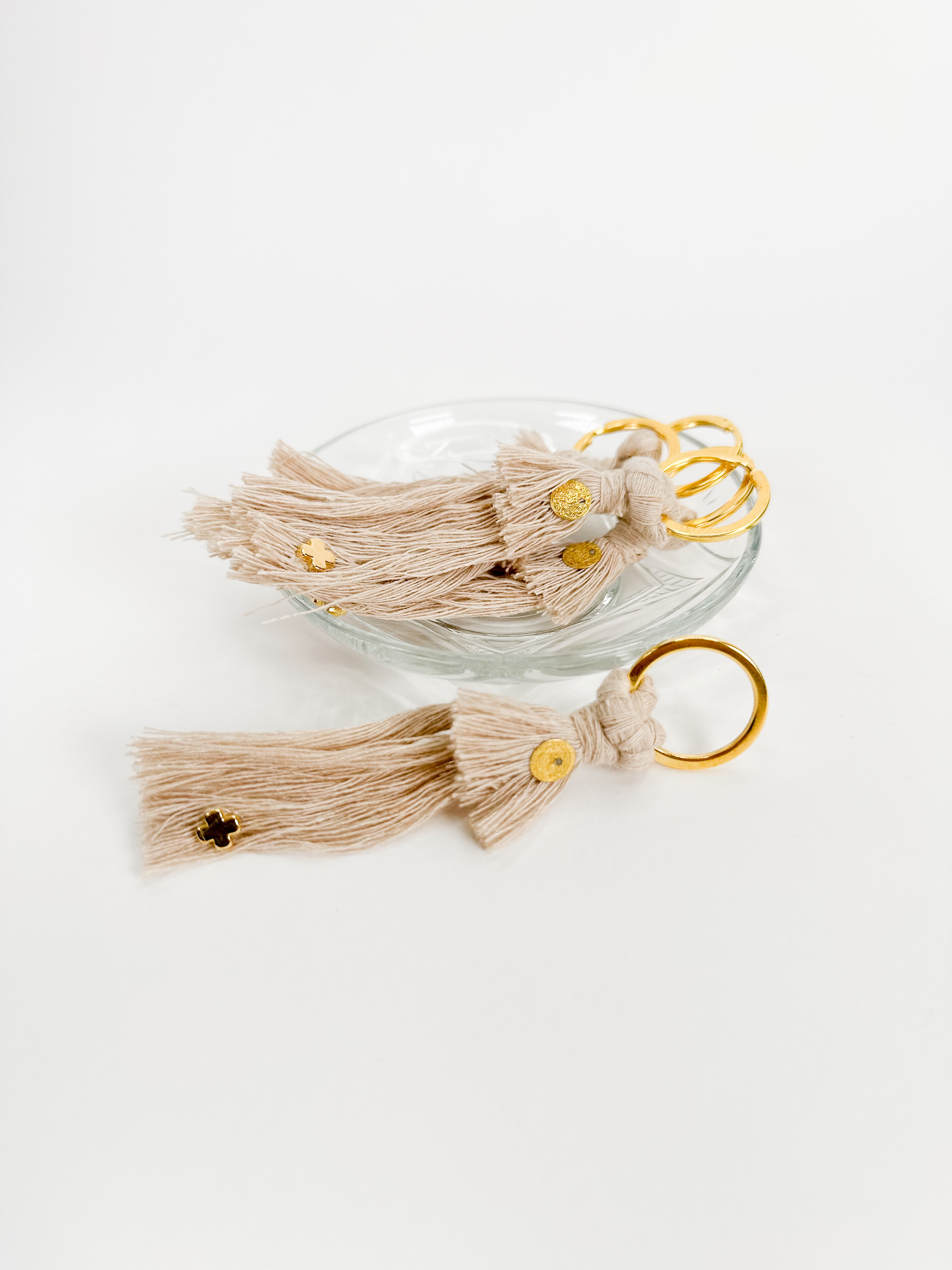 CELFIE CO - Μαρτυρικά μπελόκ με μπεζ κορδόνι, φλουρί και επιχρυσωμένο σταυρό κολλητό