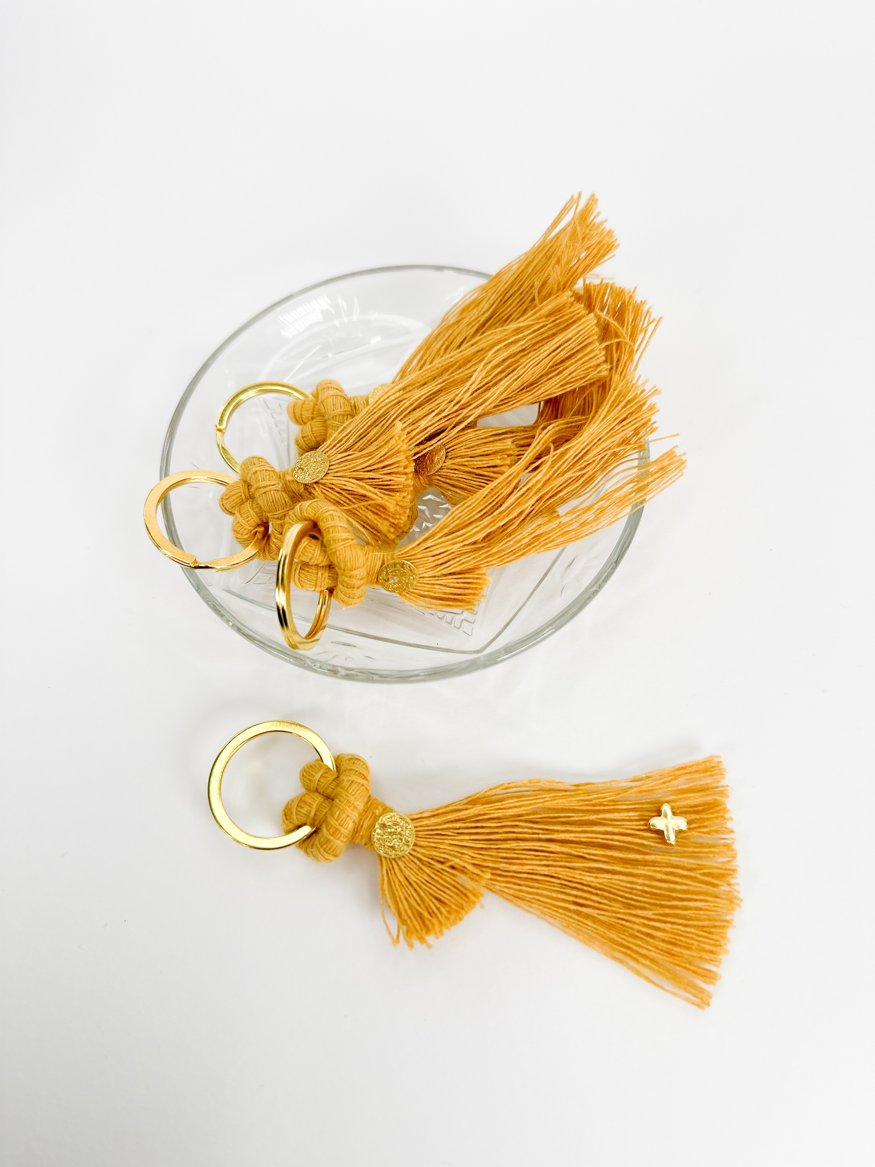 Μαρτυρικό μπρελόκ με ταμπά κορδόνι, φλουρί και κολλητό επιχρυσωμένο σταυρό