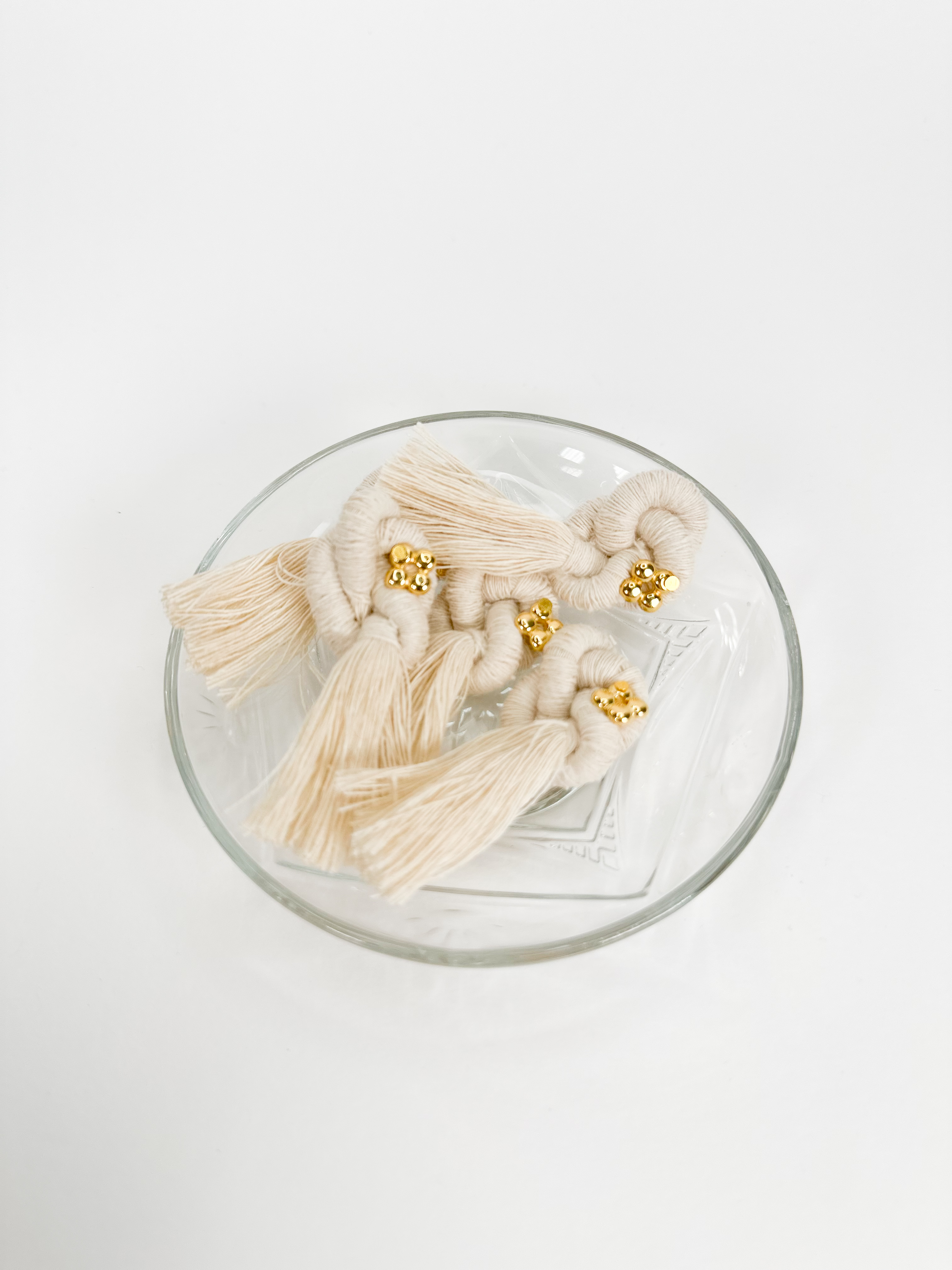 CELFIE CO - Μαρτυρικό πέτο με εκρού κορδόνι σε σχήμα κόμπου με επιχρυσωμένο σταυρό