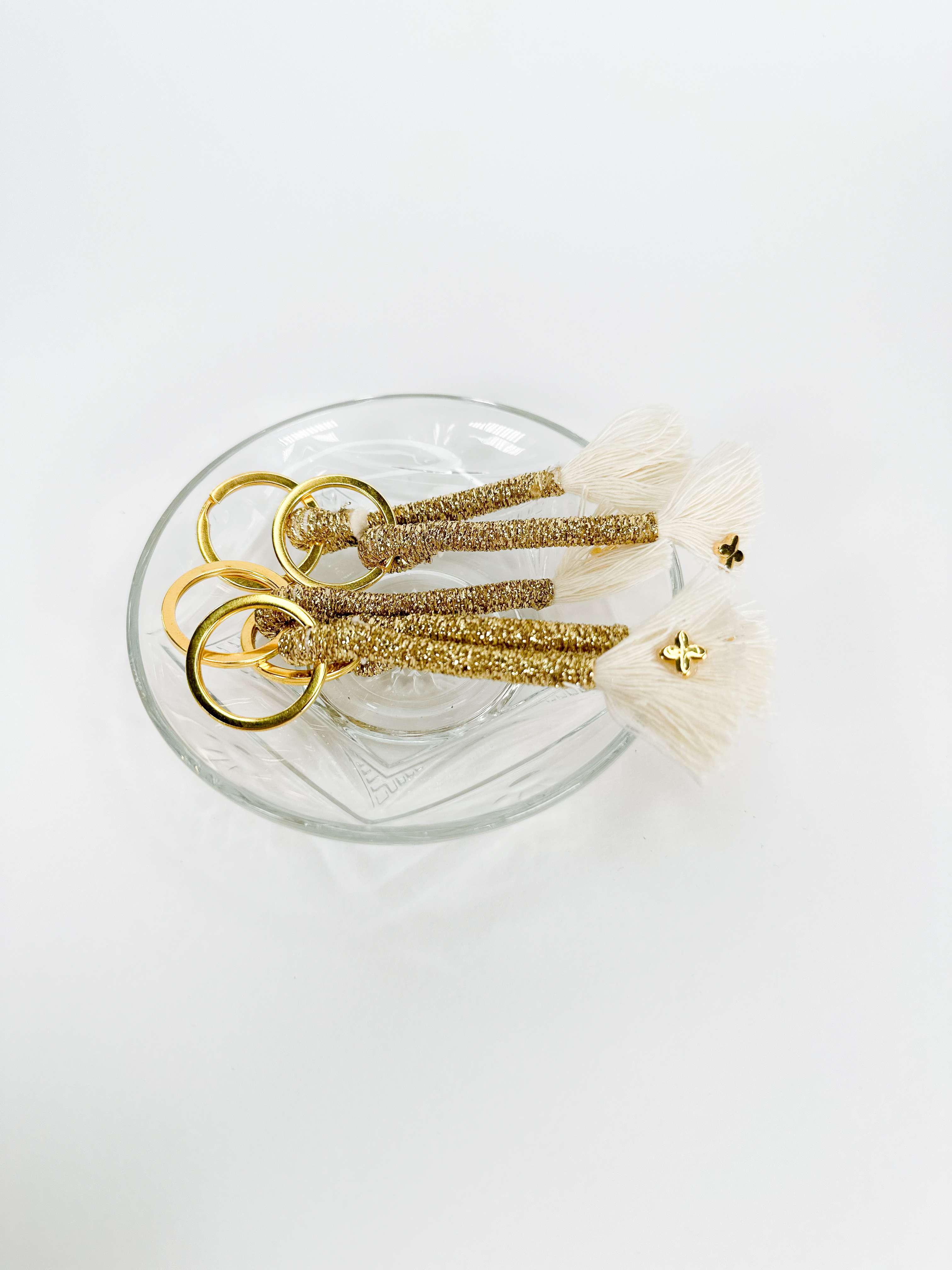 Μαρτυρικό μπρελόκ με χρυσό κορδόνι, φούντα στο τελείωμα και κολλητό επιχρυσωμένο σταυρό