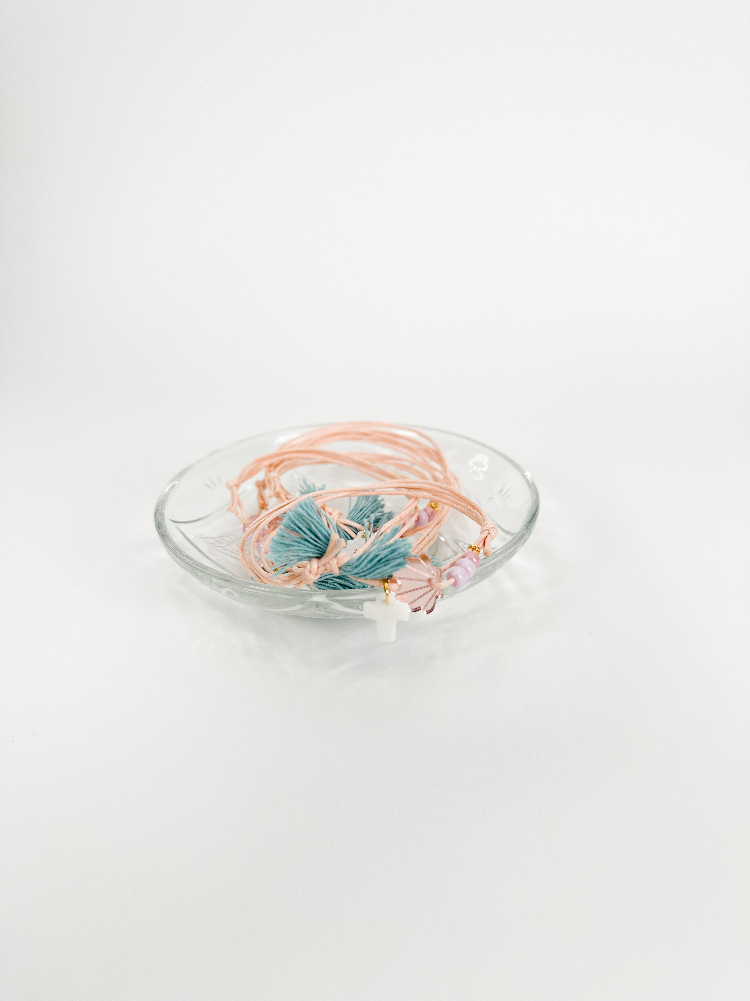 CELFIE CO - Μαρτυρικό βραχιόλι με plexiglass κοχύλι, φούντα μπλε και φίλντισι σταυρό 