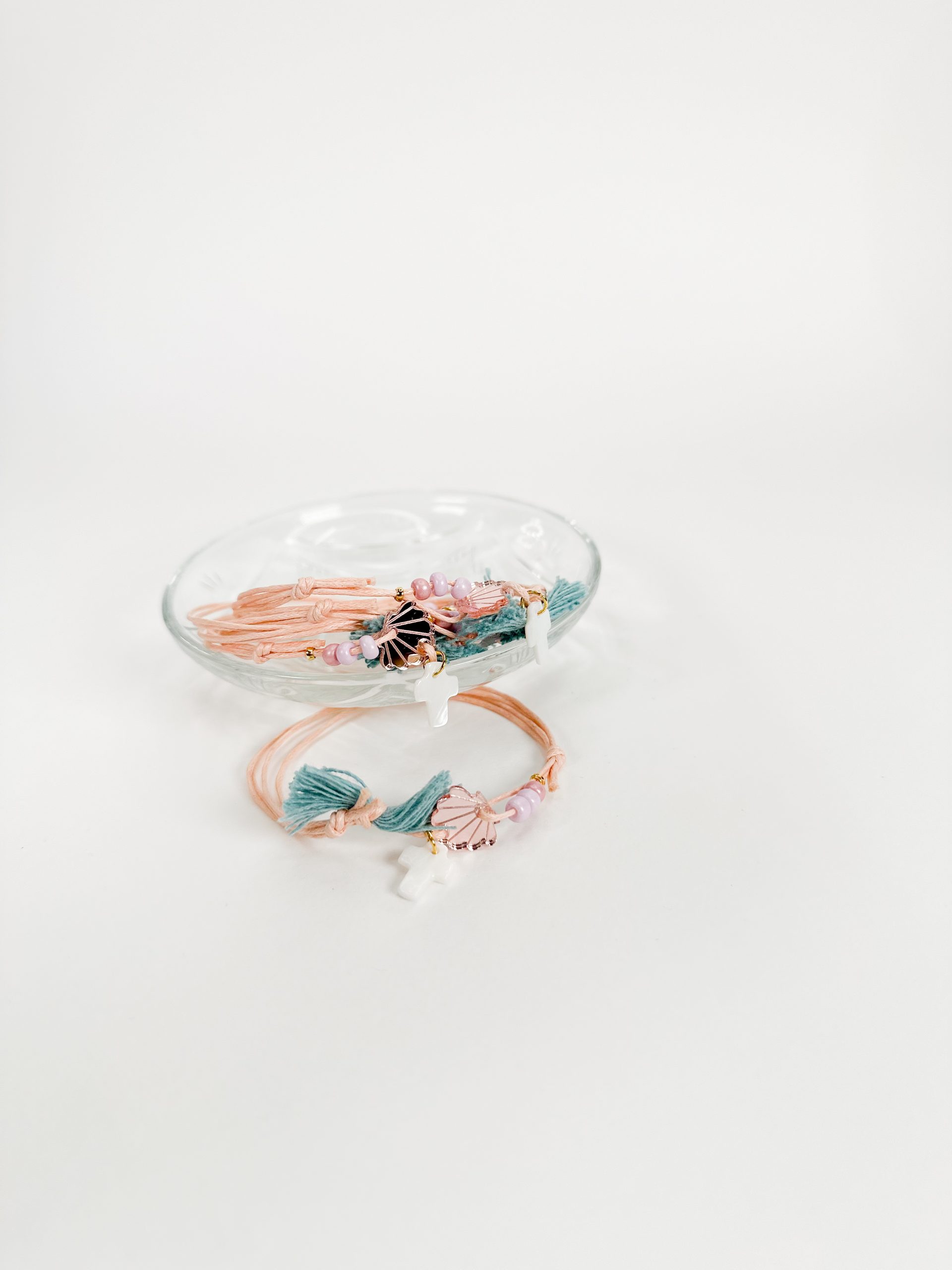 Μαρτυρικό βραχιόλι με plexiglass κοχύλι, φούντα μπλε και φίλντισι σταυρό 