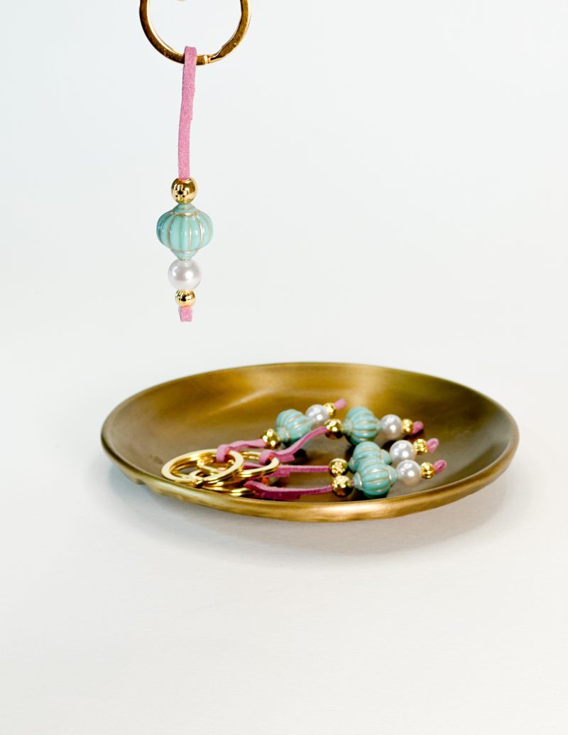 CELFIE CO - Μαρτυρικό μπρελόκ με μωβ σουέτ κορδόνι, γαλάζια χάντρα, πέρλα και σταυρό