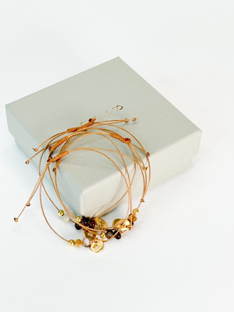 CELFIE CO - Μαρτυρικό βραχιόλι με σταυρό, καφέ κορδόνι και χάντρες σε καφετί αποχρώσεις