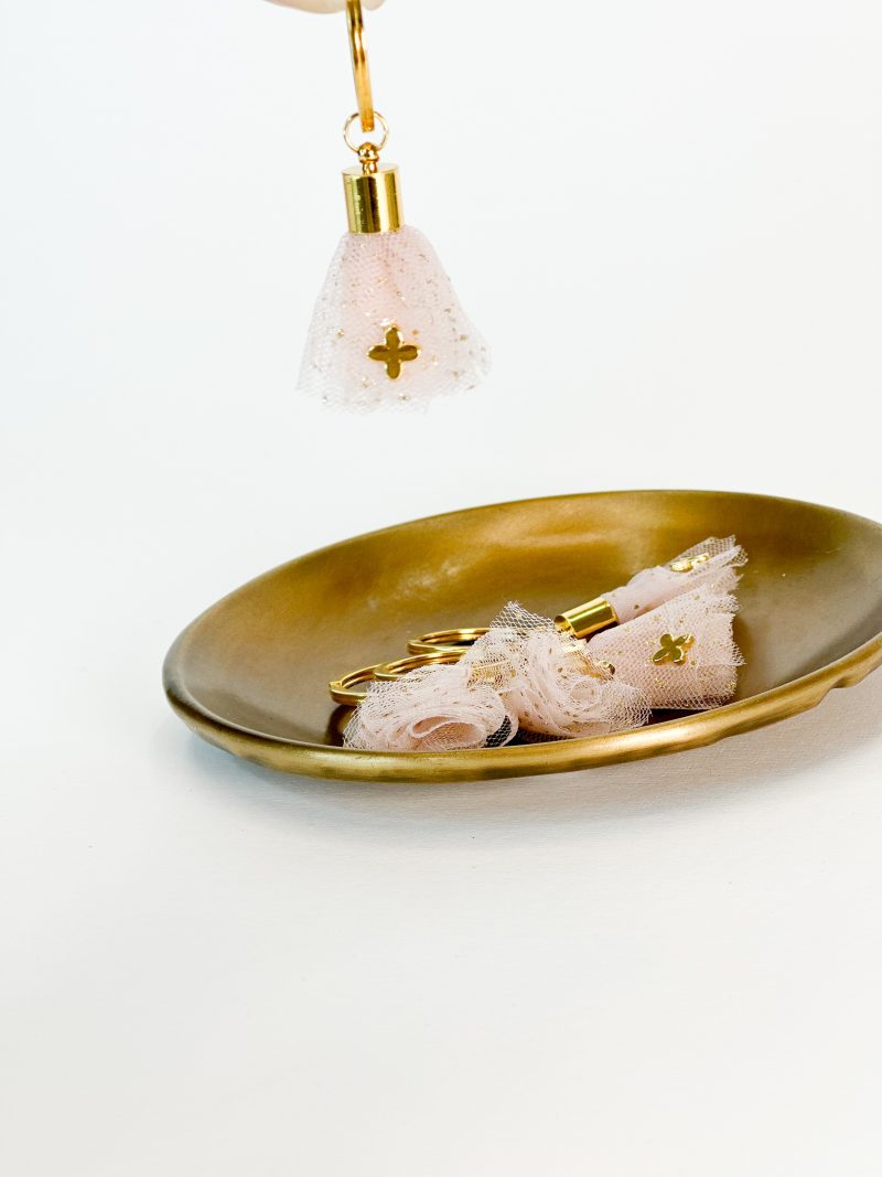 Μαρτυρικό μπρελόκ με σάπιο μήλο χρυσό τούλι και σταυρό