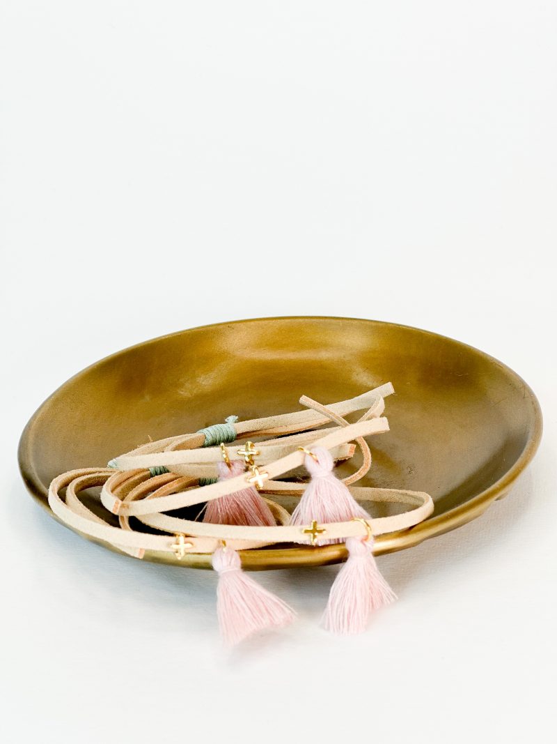 CELFIE CO - Μαρτυρικό βραχιόλι με μπέζ σουέτ κορδόνι, σταυρό, σάπιο μήλο φουντάκι και βεραμάν δέσιμο