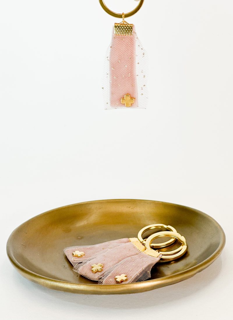 Μαρτυρικό μπρελόκ με σάπιο μήλο βελούδο, τούλι και σταυρό