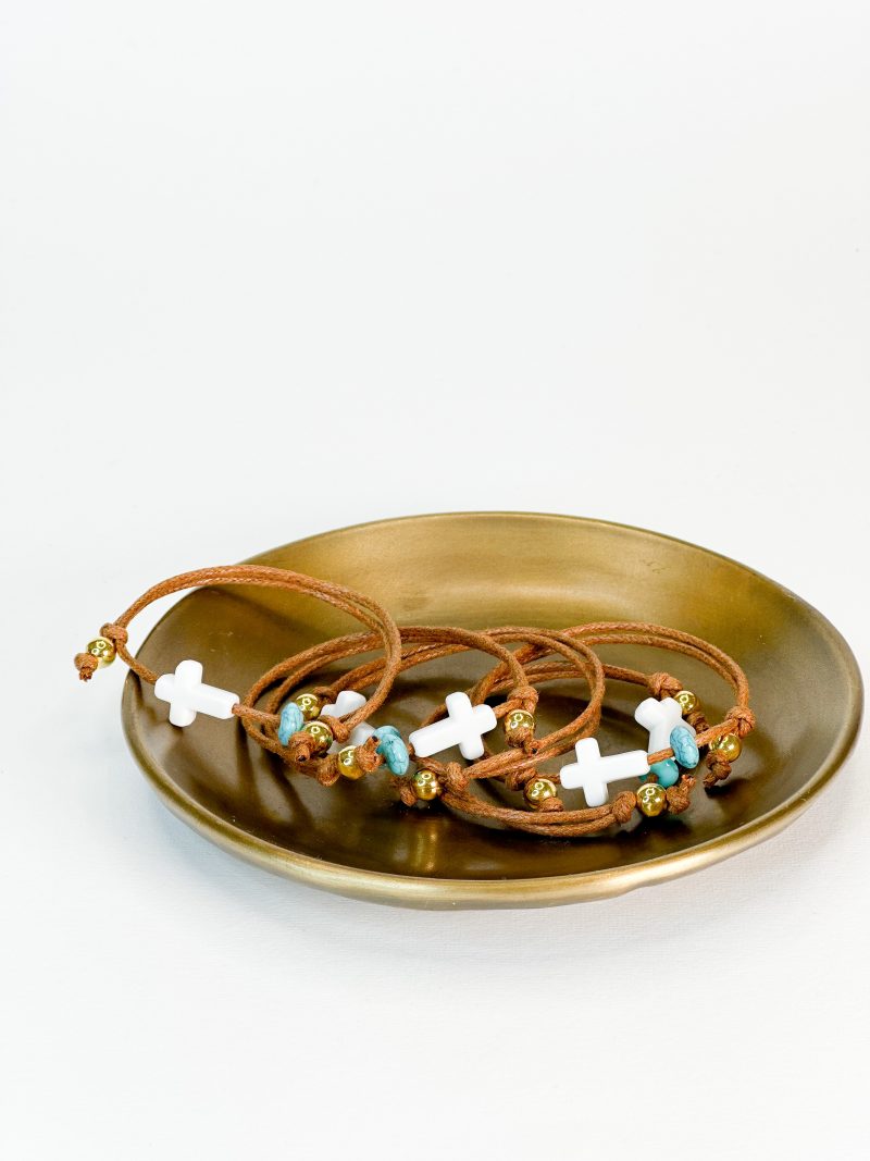 Μαρτυρικό βραχιόλι με καφέ κορδόνι, λευκό σταυρό και γαλάζια ροδέλα