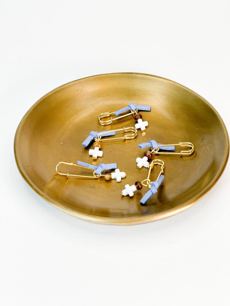 CELFIE CO - Μαρτυρικό πέτο με λευκό σταυρό, μπλε σουέτ δέσιμο και καφέ χάντρα