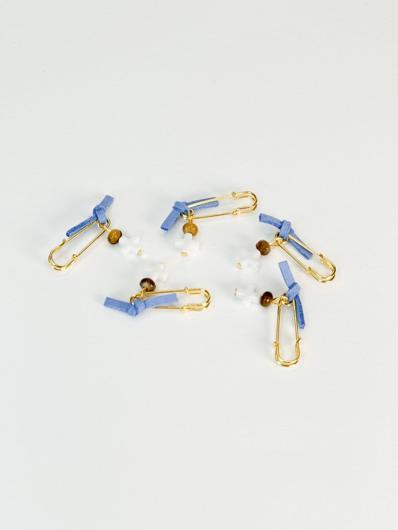 CELFIE CO - Μαρτυρικό πέτο με λευκό σταυρό, μπλε σουέτ δέσιμο και καφέ χάντρα