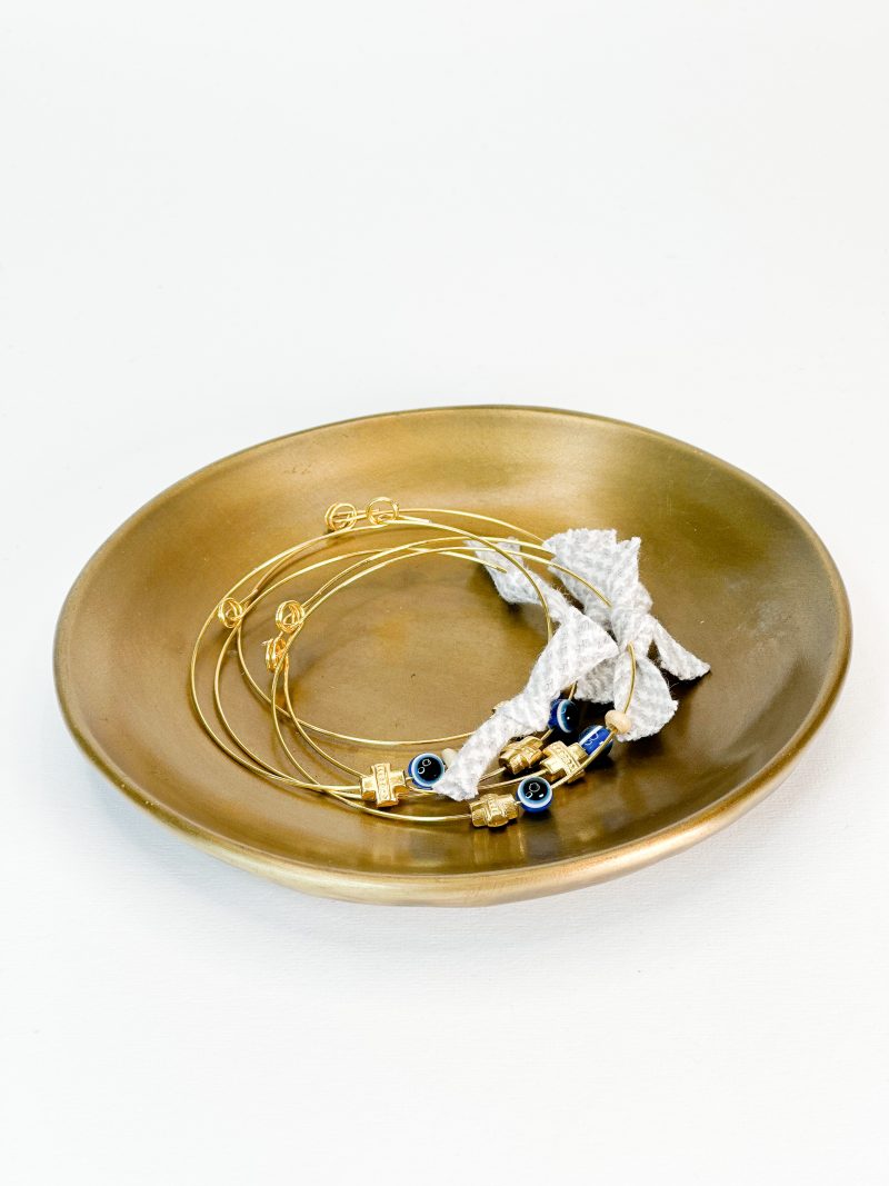 CELFIE CO - Μαρτυρικό βραχιόλι με σταυρό, μπλε μάτι, εκρού ροδέλα και φιογκάκι δίχρωμο σε λευκή και γκρι απόχρωση