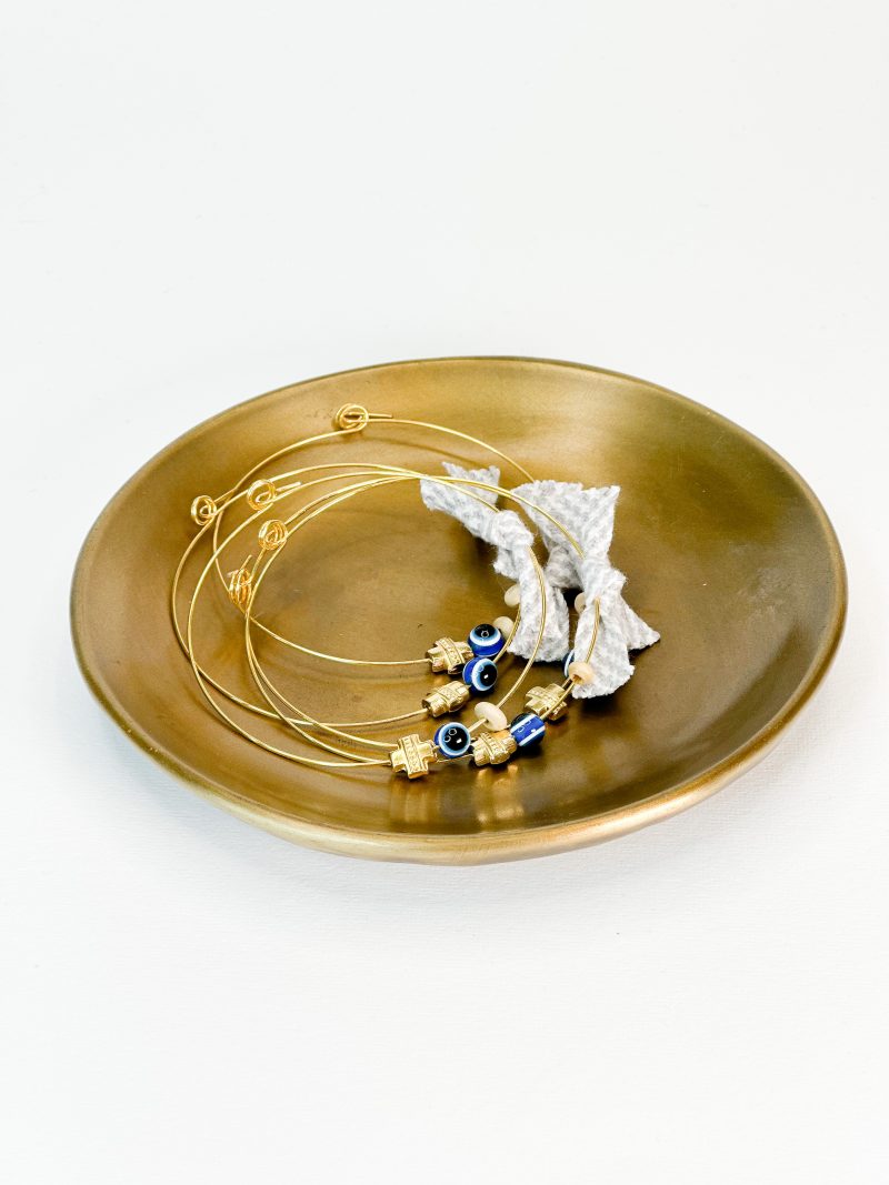 Μαρτυρικό βραχιόλι με σταυρό, μπλε μάτι, εκρού ροδέλα και φιογκάκι δίχρωμο σε λευκή και γκρι απόχρωση