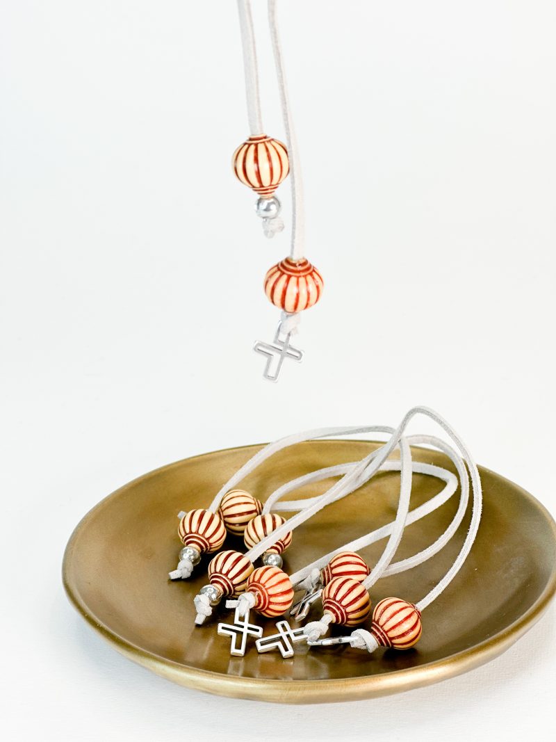 CELFIE CO - Μαρτυρικό κομπολόι με γκρί σουέτ κορδόνι, δίχρωμες χάντρες και σταυρό