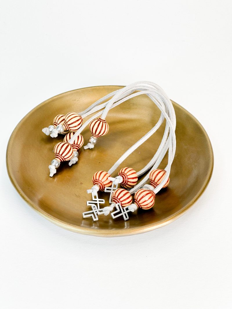 Μαρτυρικό κομπολόι με γκρί σουέτ κορδόνι, δίχρωμες χάντρες και σταυρό