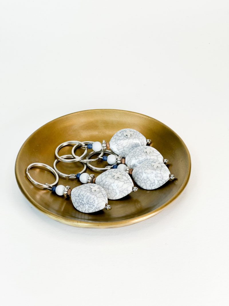 Μαρτυρικό μπρελόκ με γκρί χάντρα, μαύρη miyuki, καφέ χάντρα, σταυρό και ροδέλα σε ασημί απόχρωση καθώς και πέτρα ακρυλική με νερά