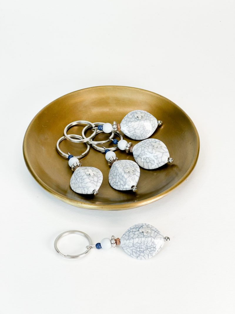 CELFIE CO - Μαρτυρικό μπρελόκ με γκρί χάντρα, μαύρη miyuki, καφέ χάντρα, σταυρό και ροδέλα σε ασημί απόχρωση καθώς και πέτρα ακρυλική με νερά