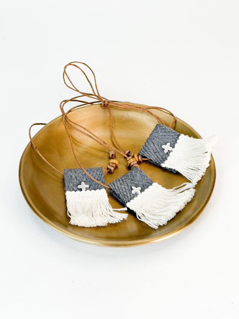 CELFIE CO - Μαρτυρικό κολιέ με καφέ κορδόνι, εκρού κρόσι, σταυρό και γκρι ύφασμα