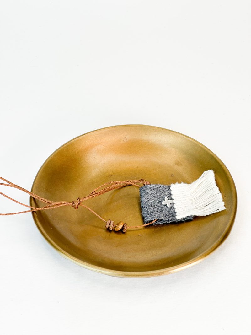 CELFIE CO - Μαρτυρικό κολιέ με καφέ κορδόνι, εκρού κρόσι, σταυρό και γκρι ύφασμα