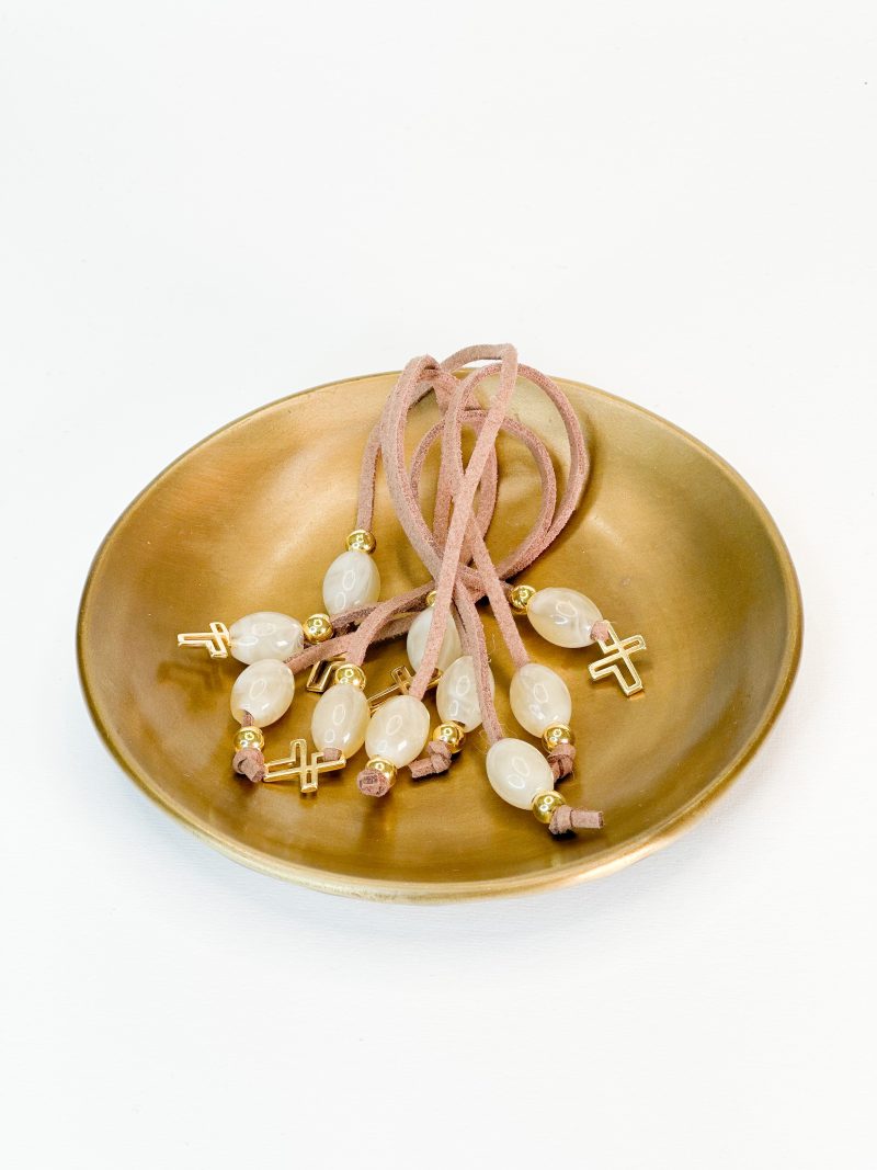 Μαρτυρικό κομπολόι με καφέ σουέτ κορδόνι, σταυρό και εκρού χάντρες