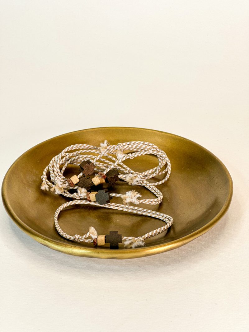 CELFIE CO - Μαρτυρικό βραχιόλι με καφέ σταυρό, μπεζ χάντρα, καφέ ροδέλα και δίχρωμο κορδόνι σε απόχρωση μπεζ και λευκή