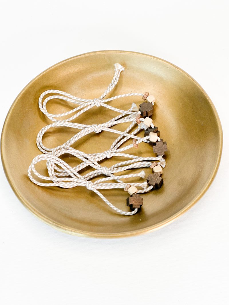 CELFIE CO - Μαρτυρικό πέτο με καφέ σταυρό, μπεζ χάντρα, καφέ ροδέλα, δίχρωμο κορδόνι σε μπεζ και λευκή αποχρώση