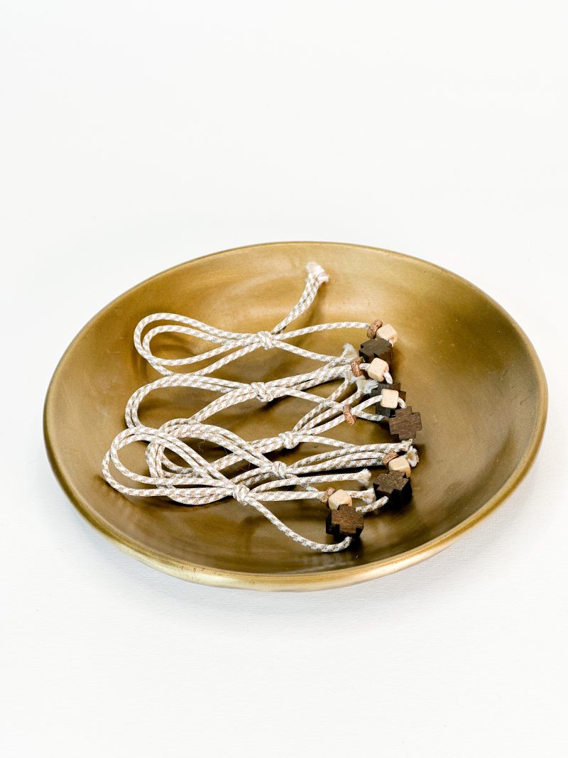 CELFIE CO - Μαρτυρικό πέτο με καφέ σταυρό, μπεζ χάντρα, καφέ ροδέλα, δίχρωμο κορδόνι σε μπεζ και λευκή αποχρώση