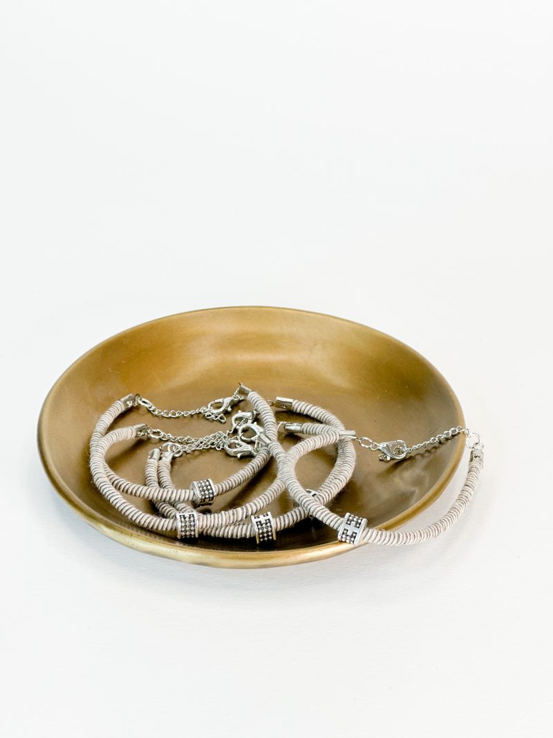 CELFIE CO - Μαρτυρικό βραχιόλι με σταυρό, αλυσίδα και κορδόνι σε απόχρωση λευκό μπεζ καφέ σκούρο